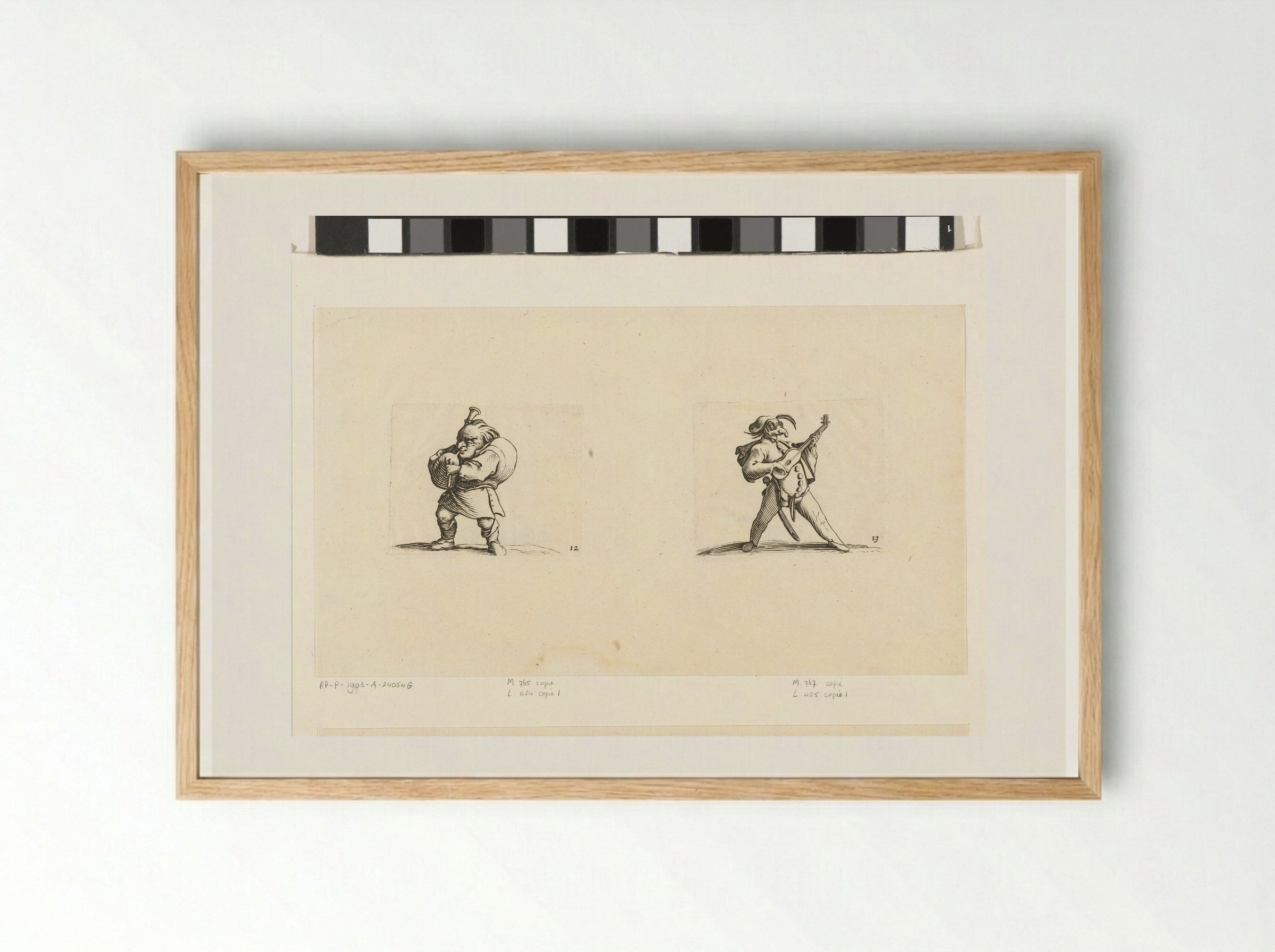 Kleine mens (karikatuur) met doedelzak; commedia dell'arte-figuur met gitaar, zwaard en masker - Abraham Bosse - Framed Print Wood