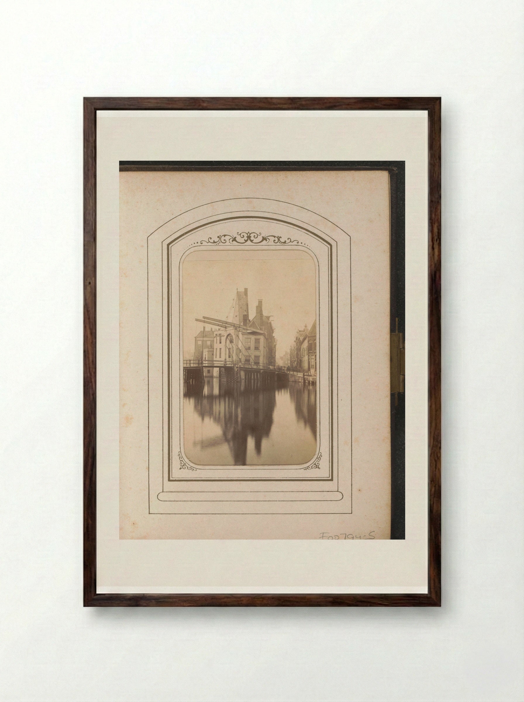 Kloveniersburgwal met de Aluminiumbrug en de toren Swygh Utrecht in Amsterdam - Adolphe Braun & Cie. - Framed Print Dark Wood