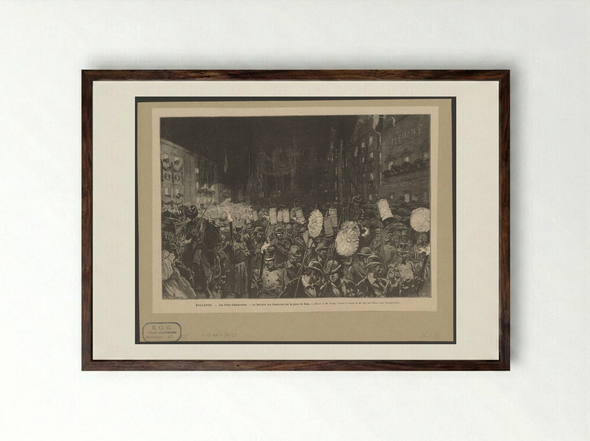 Lampionnenoptocht op de Dam te Amsterdam - Daniel Urrabieta Vierge - Framed Print Dark Wood