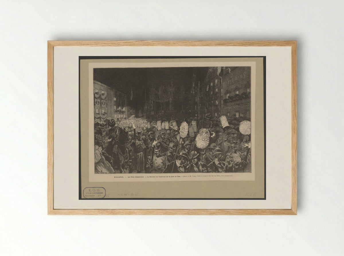 Lampionnenoptocht op de Dam te Amsterdam - Daniel Urrabieta Vierge - Framed Print Wood
