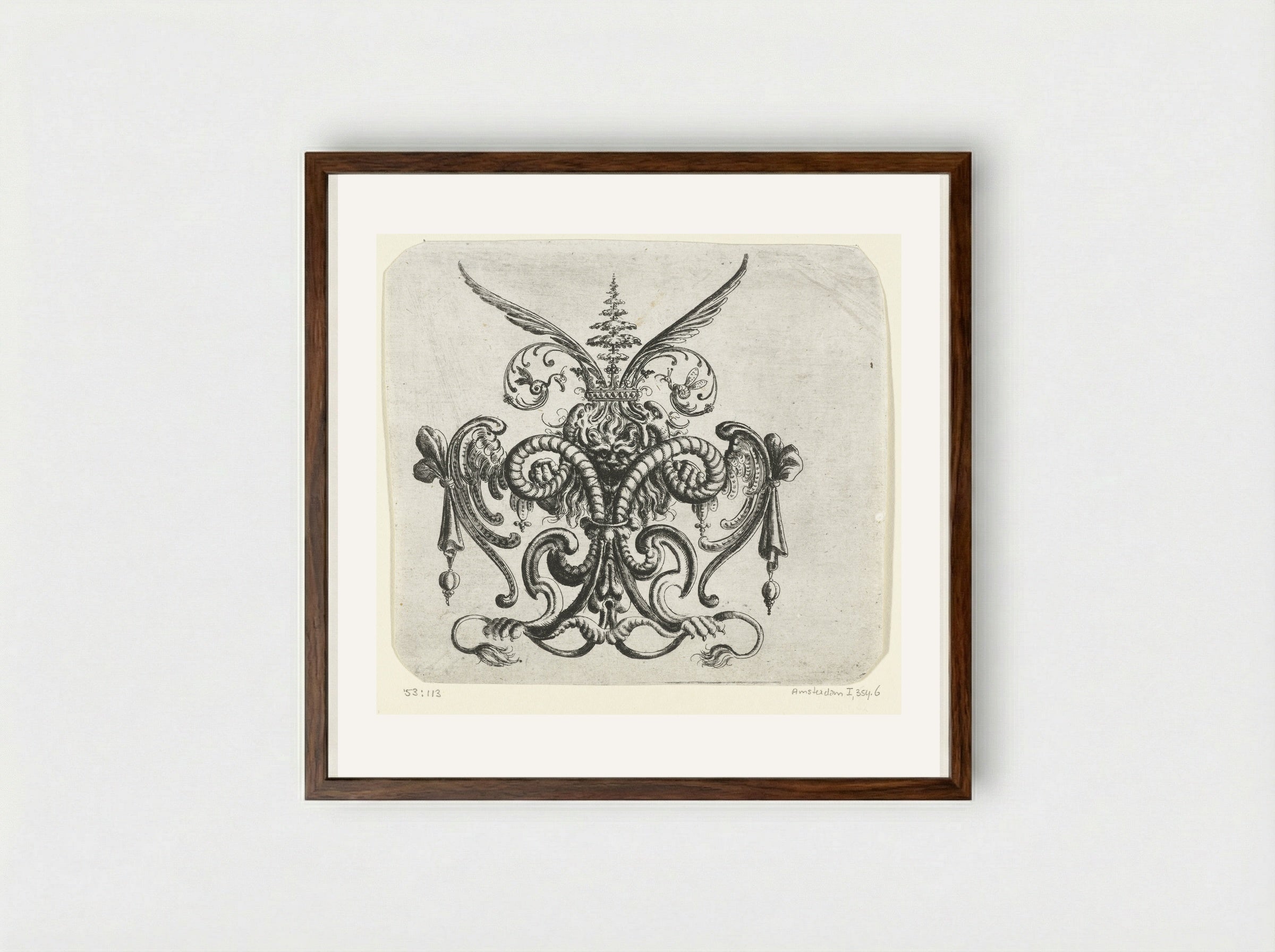Leeuwenkop tussen twee gekrulde slangen - Christoph Jamnitzer - Framed Print Dark Wood