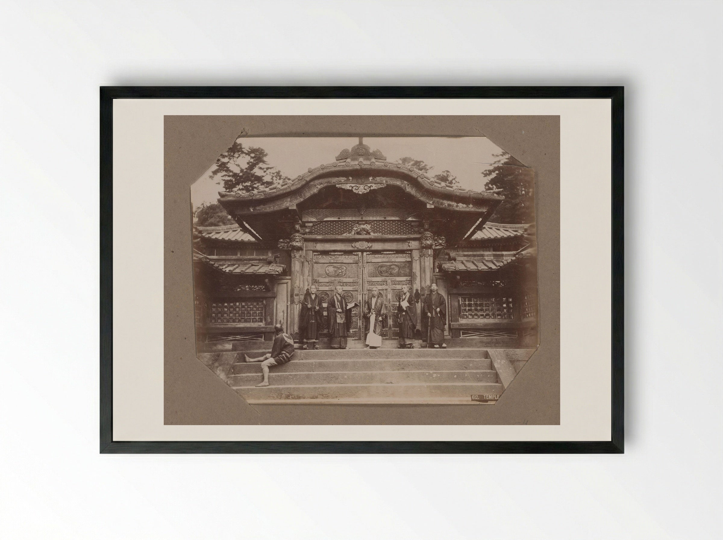 Mannen bij de poort van een tempel in Shiba, Tokyo, Japan - Kusakabe Kimbei - Framed Print Black