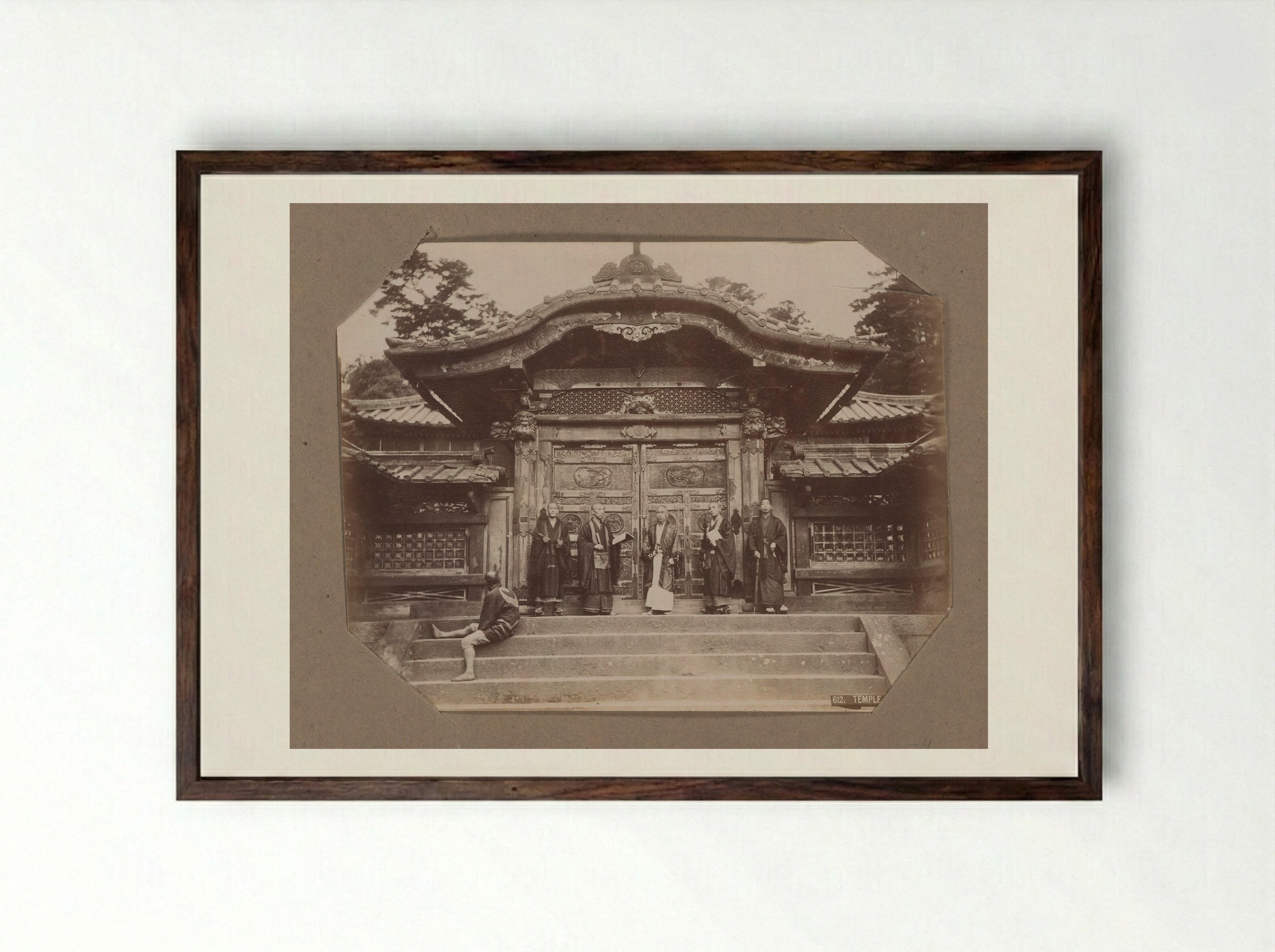 Mannen bij de poort van een tempel in Shiba, Tokyo, Japan - Kusakabe Kimbei - Framed Print Dark Wood