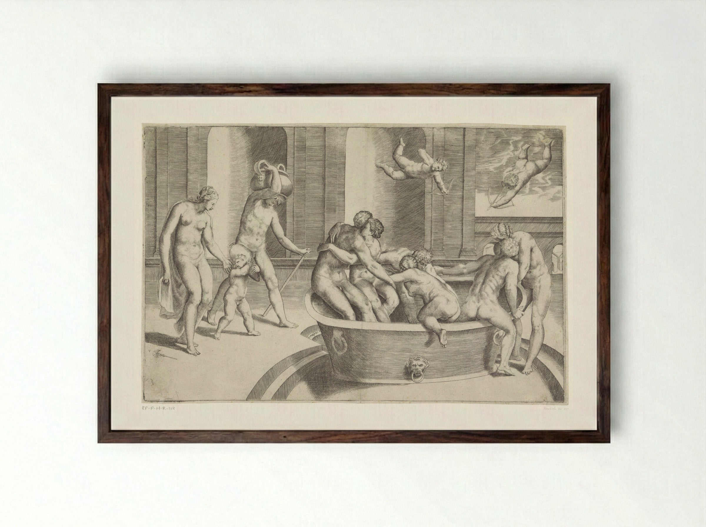 Mannen en vrouwen in grote badkuip - Giulio Bonasone - Framed Print Dark Wood