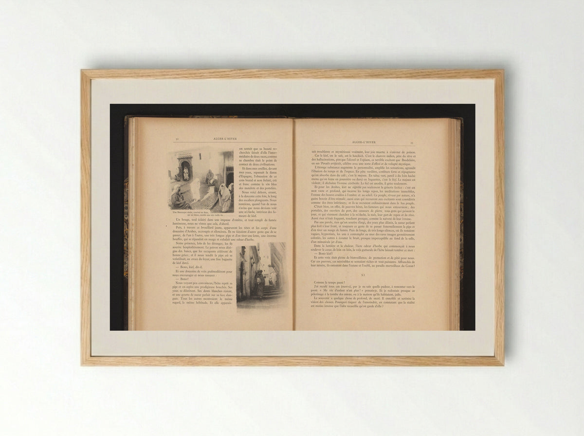 Mensen dragen spullen op het hoofd in een straat in de kasba van Algiers, Algerije - Jules Gervais-Courtellemont - Framed Print Wood