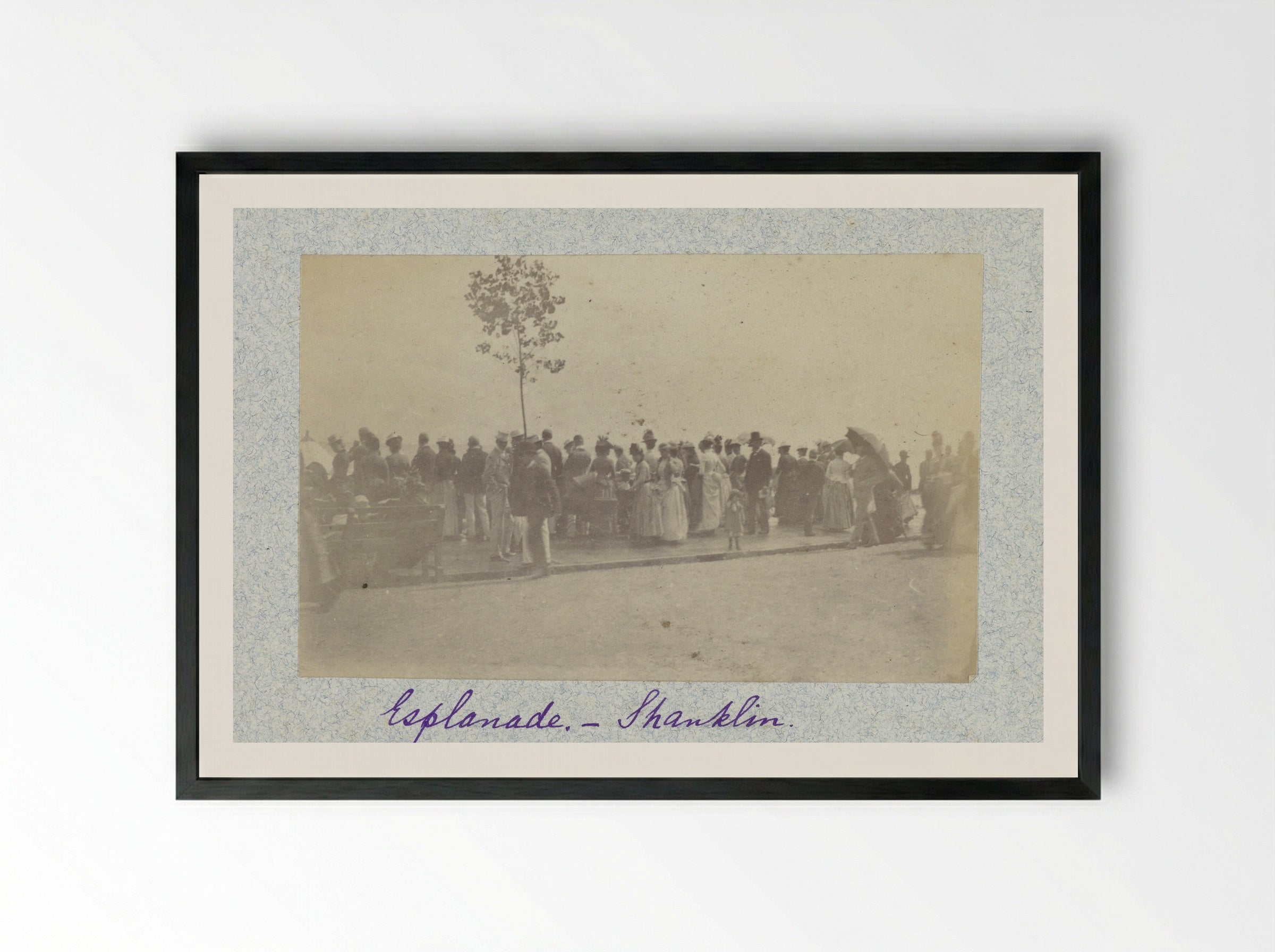 Mensen op de boulevard in Shanklin - Henry Pauw van Wieldrecht - Framed Print Black