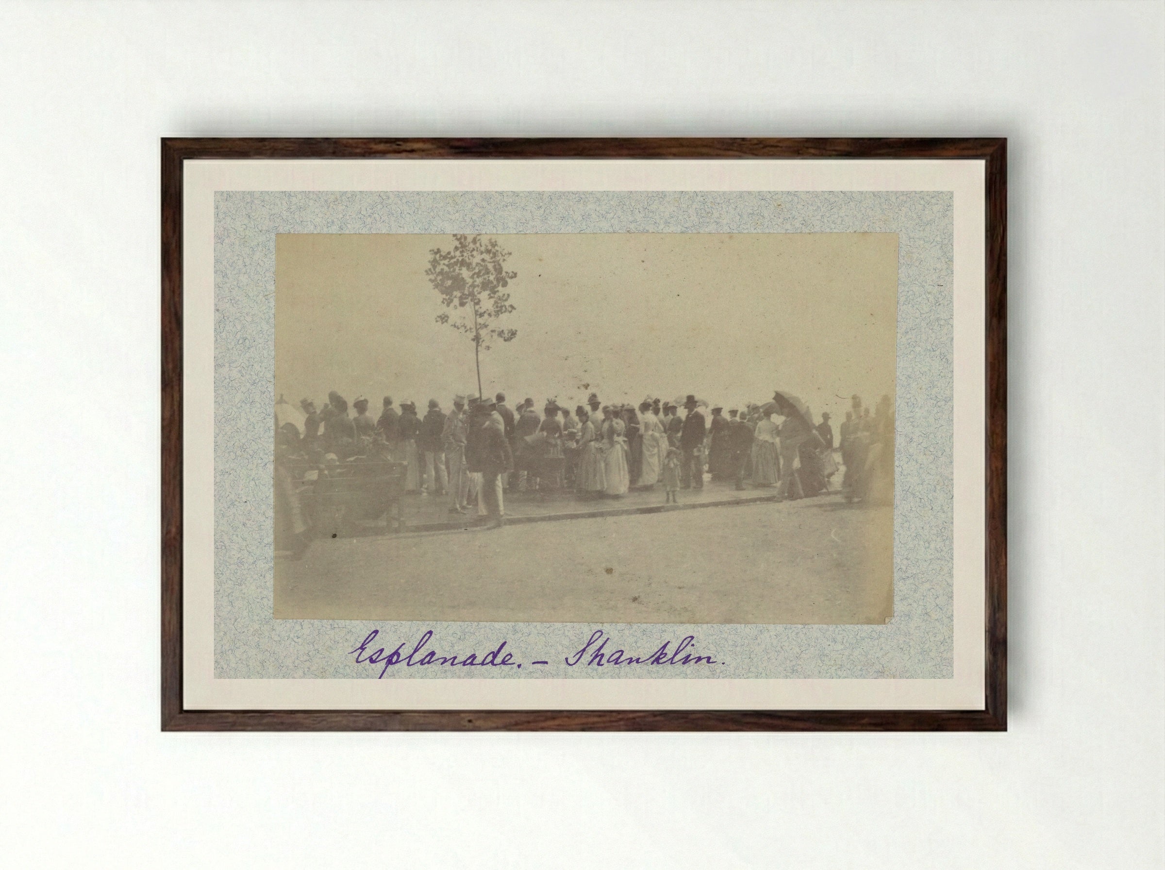 Mensen op de boulevard in Shanklin - Henry Pauw van Wieldrecht - Framed Print Dark Wood