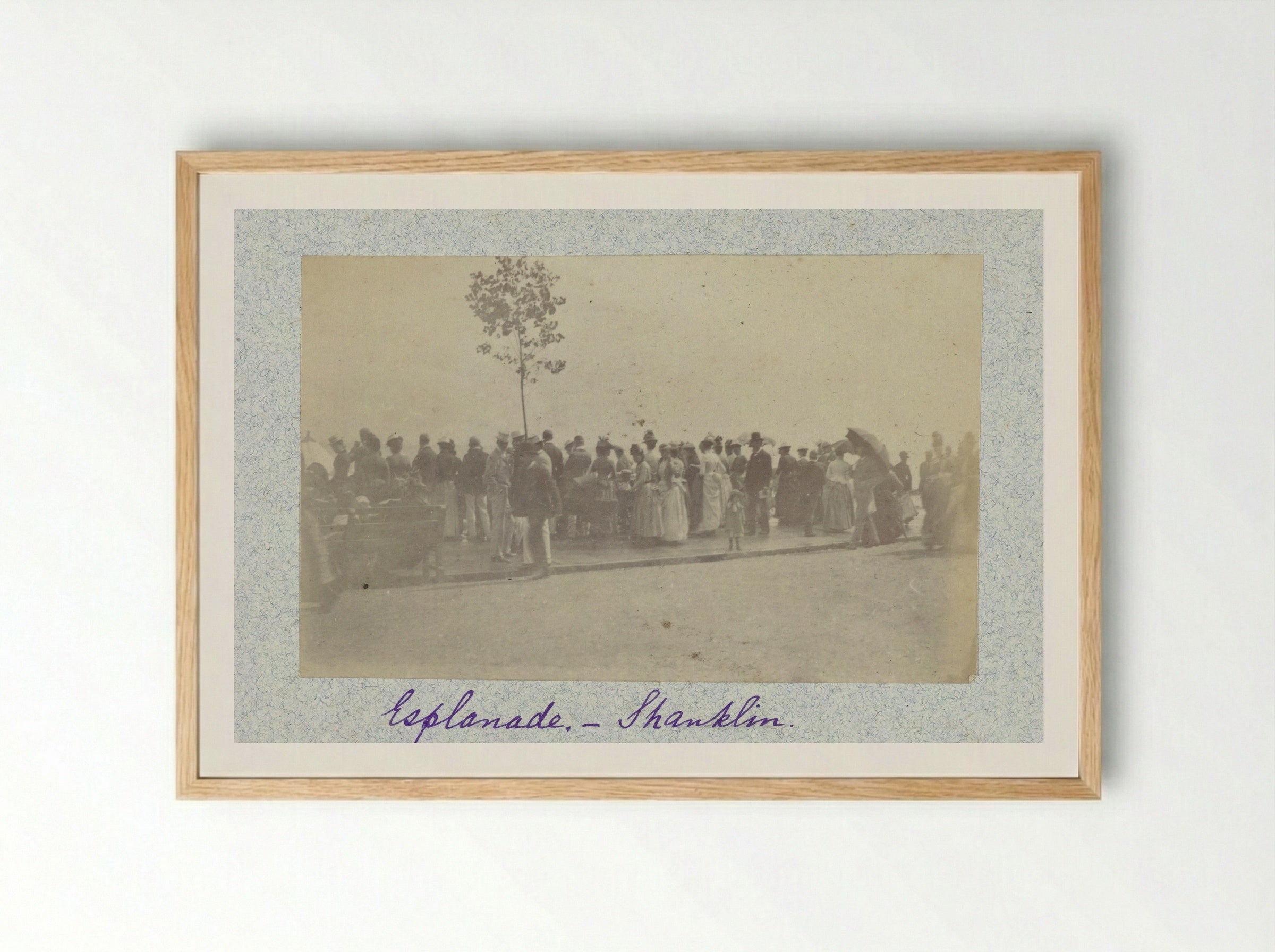 Mensen op de boulevard in Shanklin - Henry Pauw van Wieldrecht - Framed Print Wood