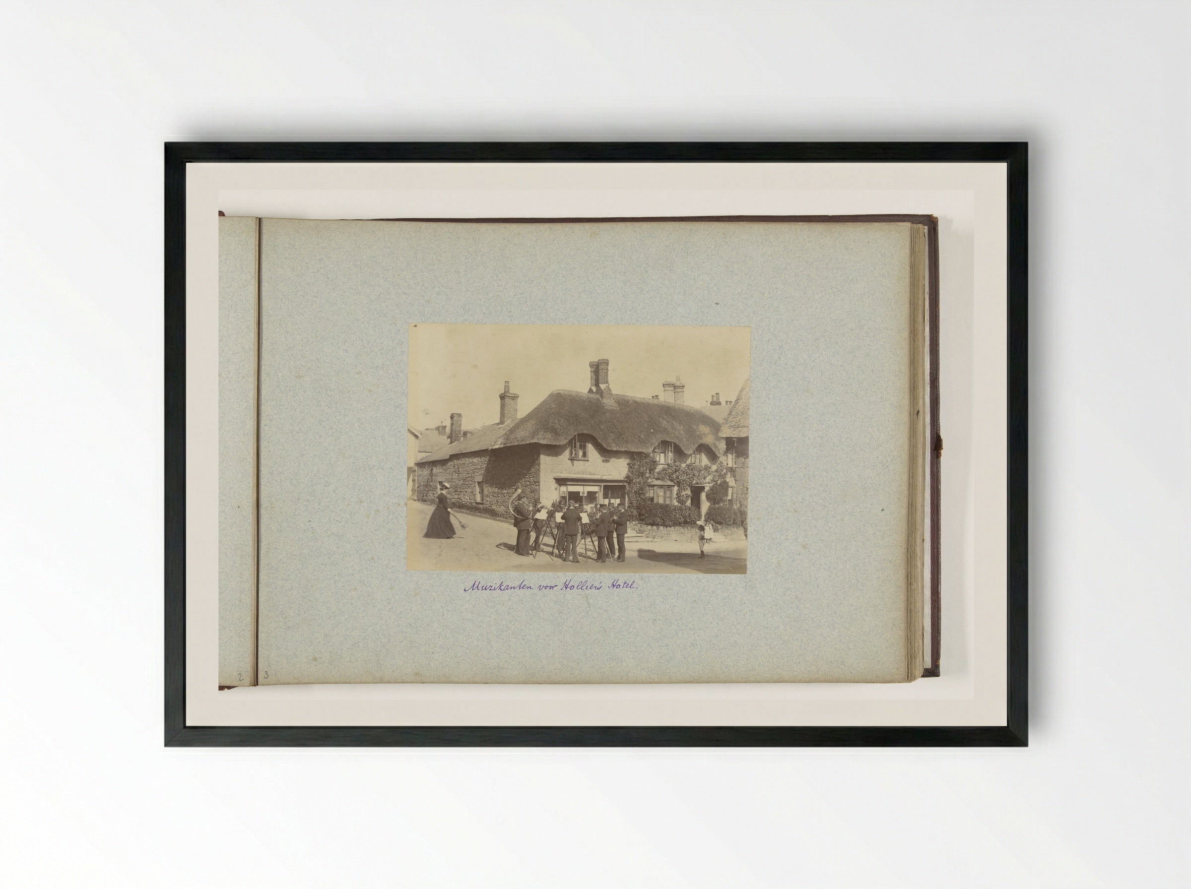 Muzikanten voor Hollier's Hotel te Shanklin - Henry Pauw van Wieldrecht - Framed Print Black
