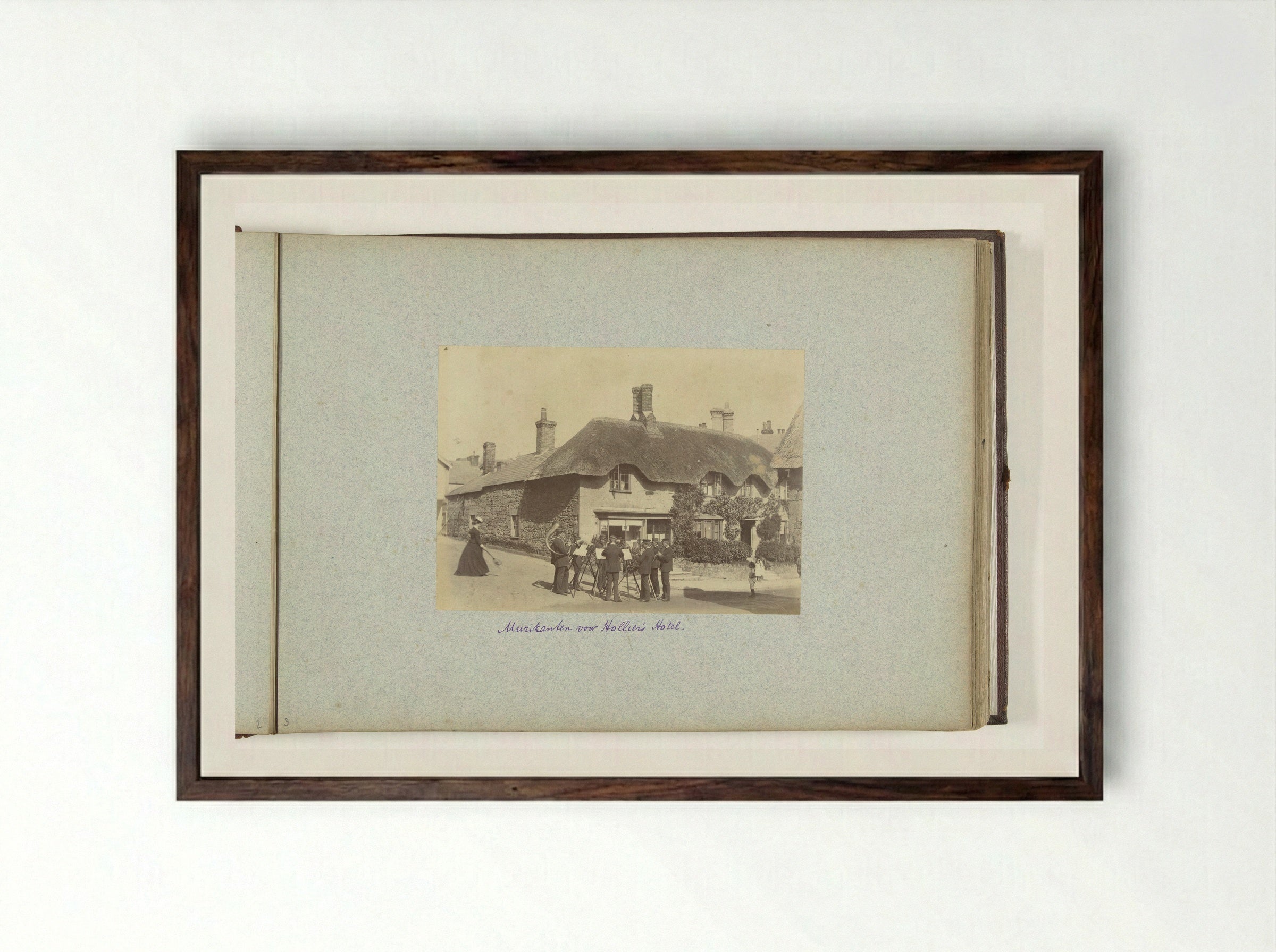 Muzikanten voor Hollier's Hotel te Shanklin - Henry Pauw van Wieldrecht - Framed Print Dark Wood
