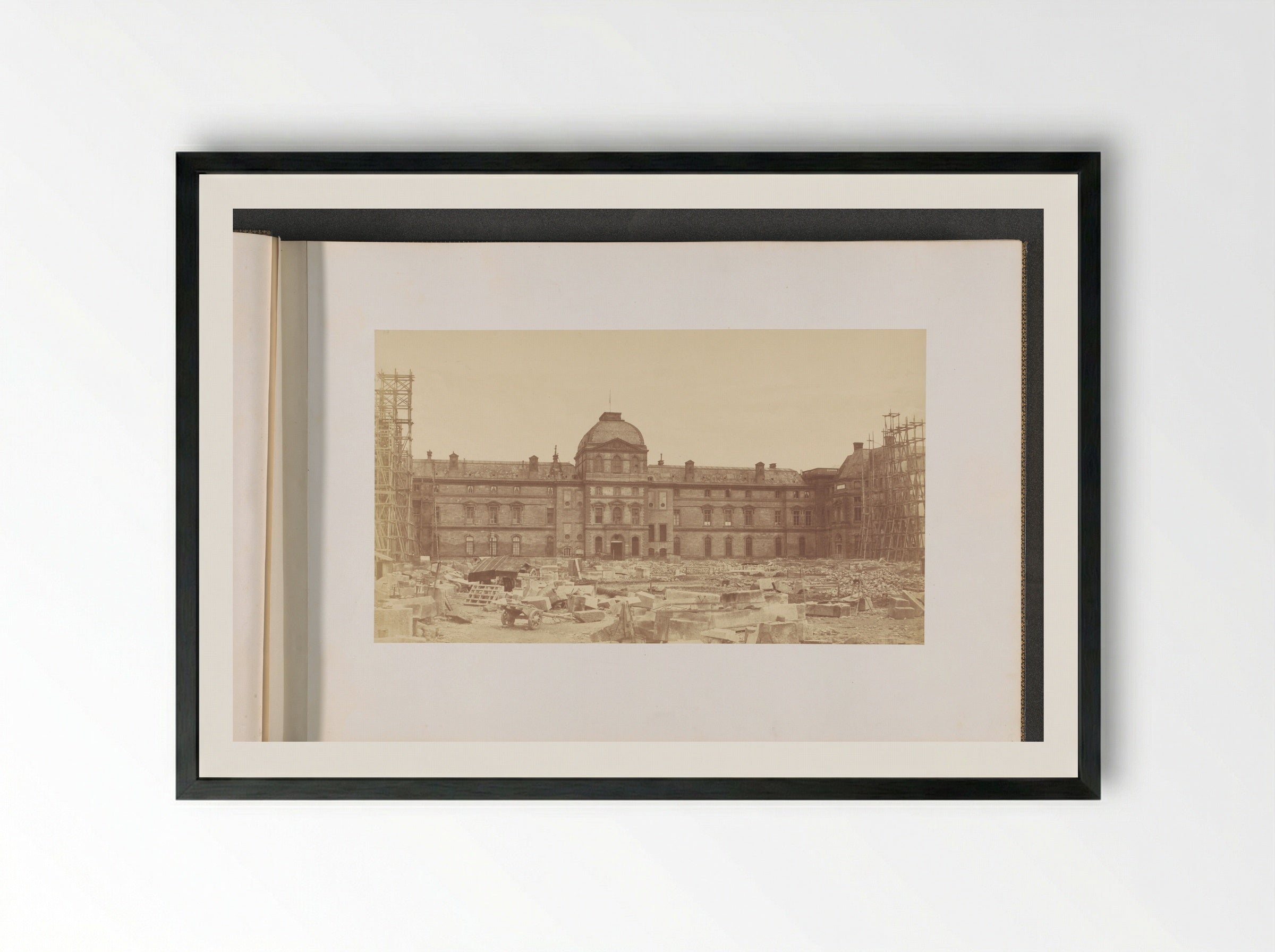 Nieuwe Louvre in aanbouw: gezicht op La cour Napoléon gezien vanaf Carrousel - Édouard Denis Baldus - Framed Print Black