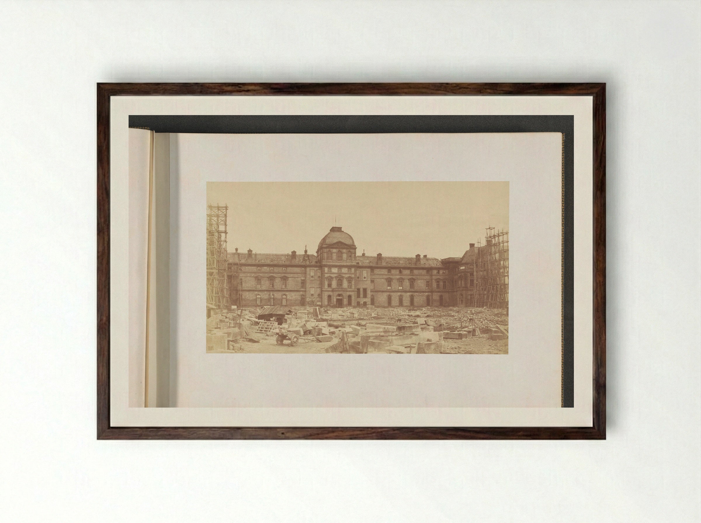 Nieuwe Louvre in aanbouw: gezicht op La cour Napoléon gezien vanaf Carrousel - Édouard Denis Baldus - Framed Print Dark Wood