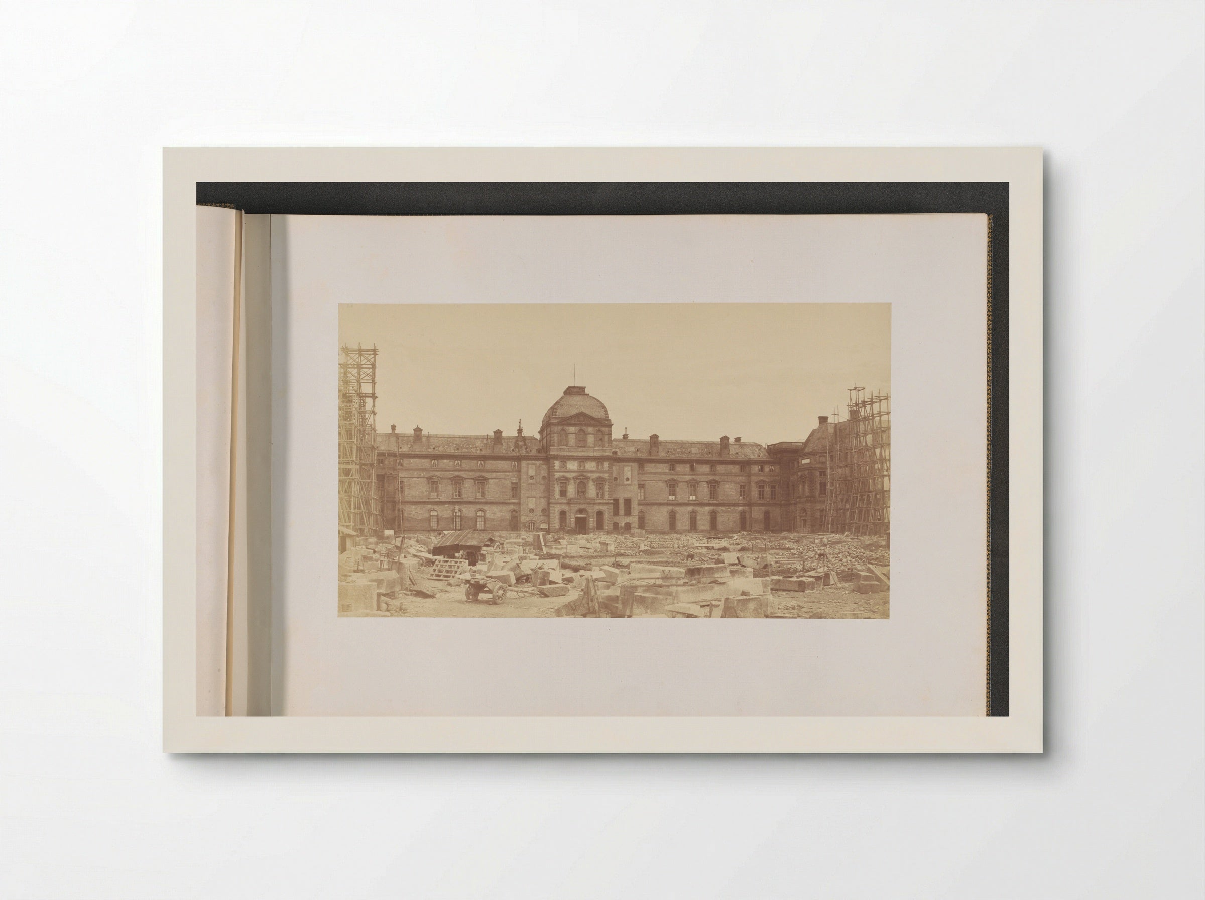 Nieuwe Louvre in aanbouw: gezicht op La cour Napoléon gezien vanaf Carrousel - Édouard Denis Baldus - Poster