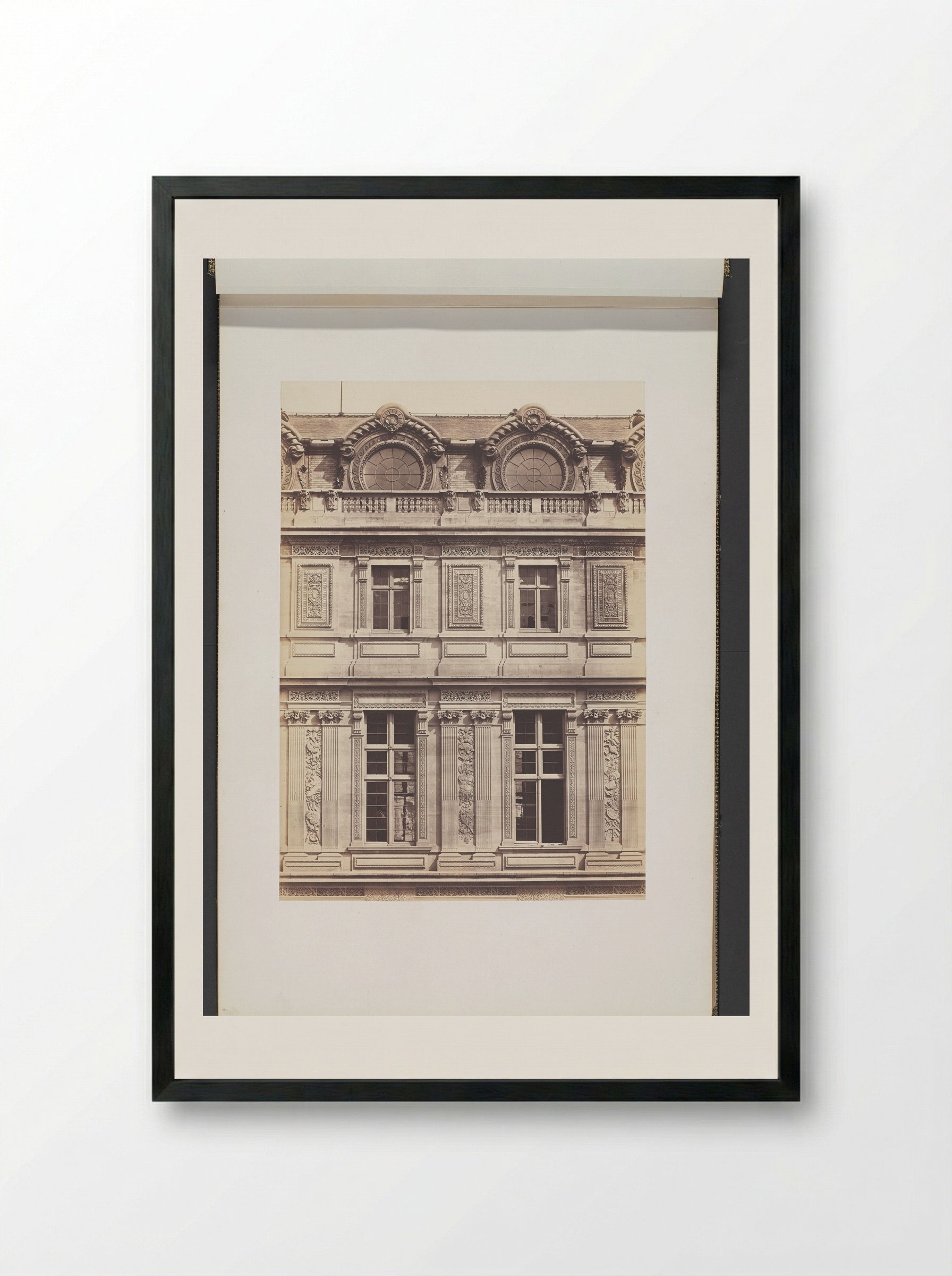Noordgevel aan de Cour Lefuel van het Palais du Louvre - Édouard Denis Baldus - Framed Print Black