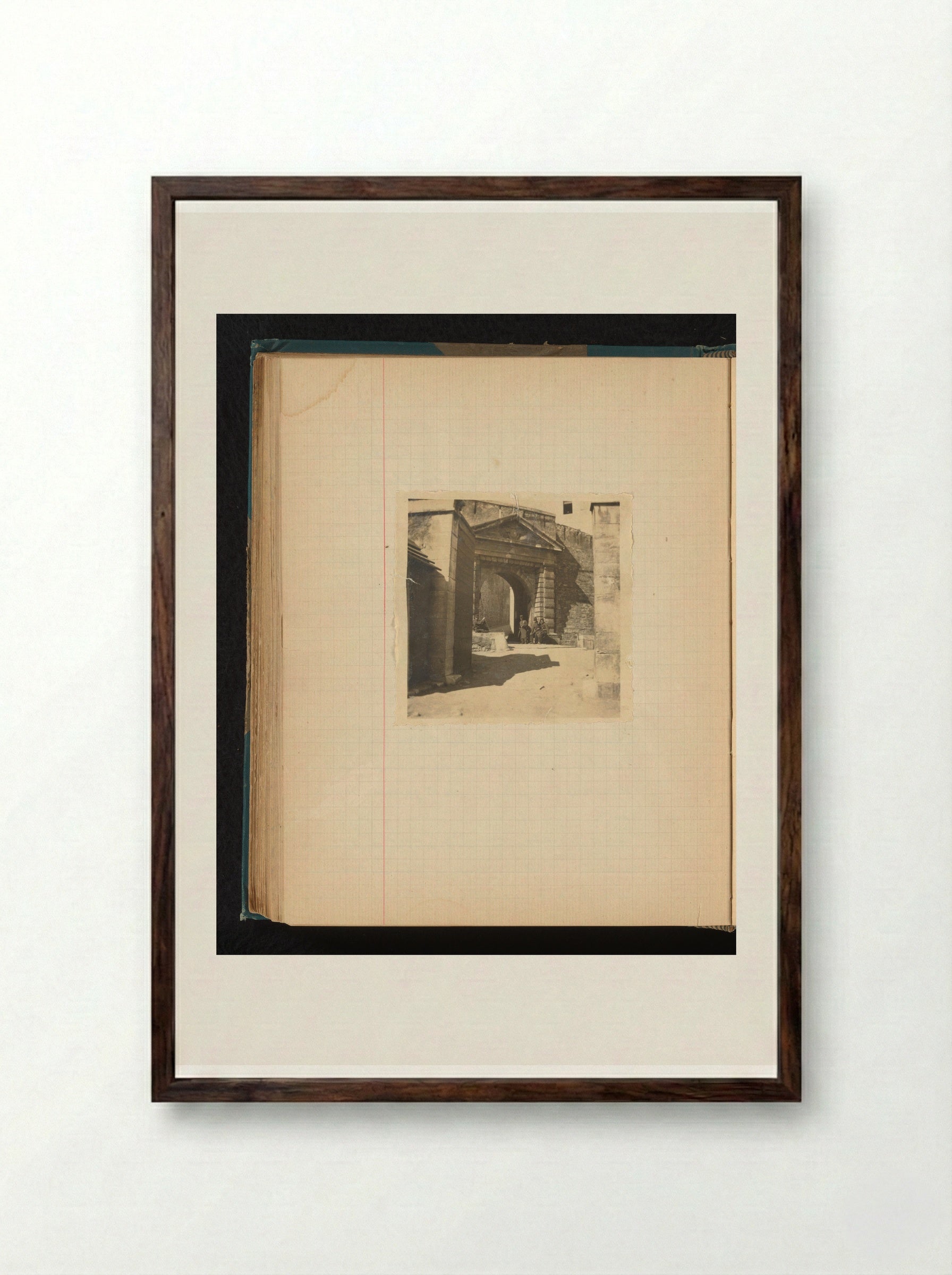 Oude poort met wachters eronder, mogelijk in Bastia, Corsica - Théodore van Lelyveld - Framed Print Dark Wood