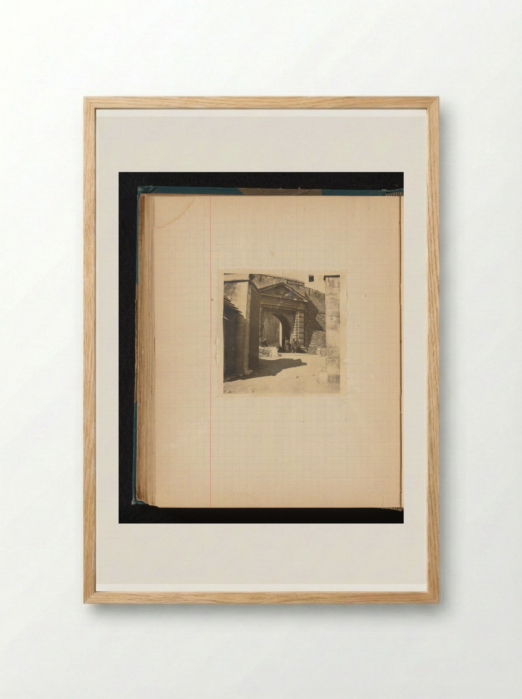 Oude poort met wachters eronder, mogelijk in Bastia, Corsica - Théodore van Lelyveld - Framed Print Wood