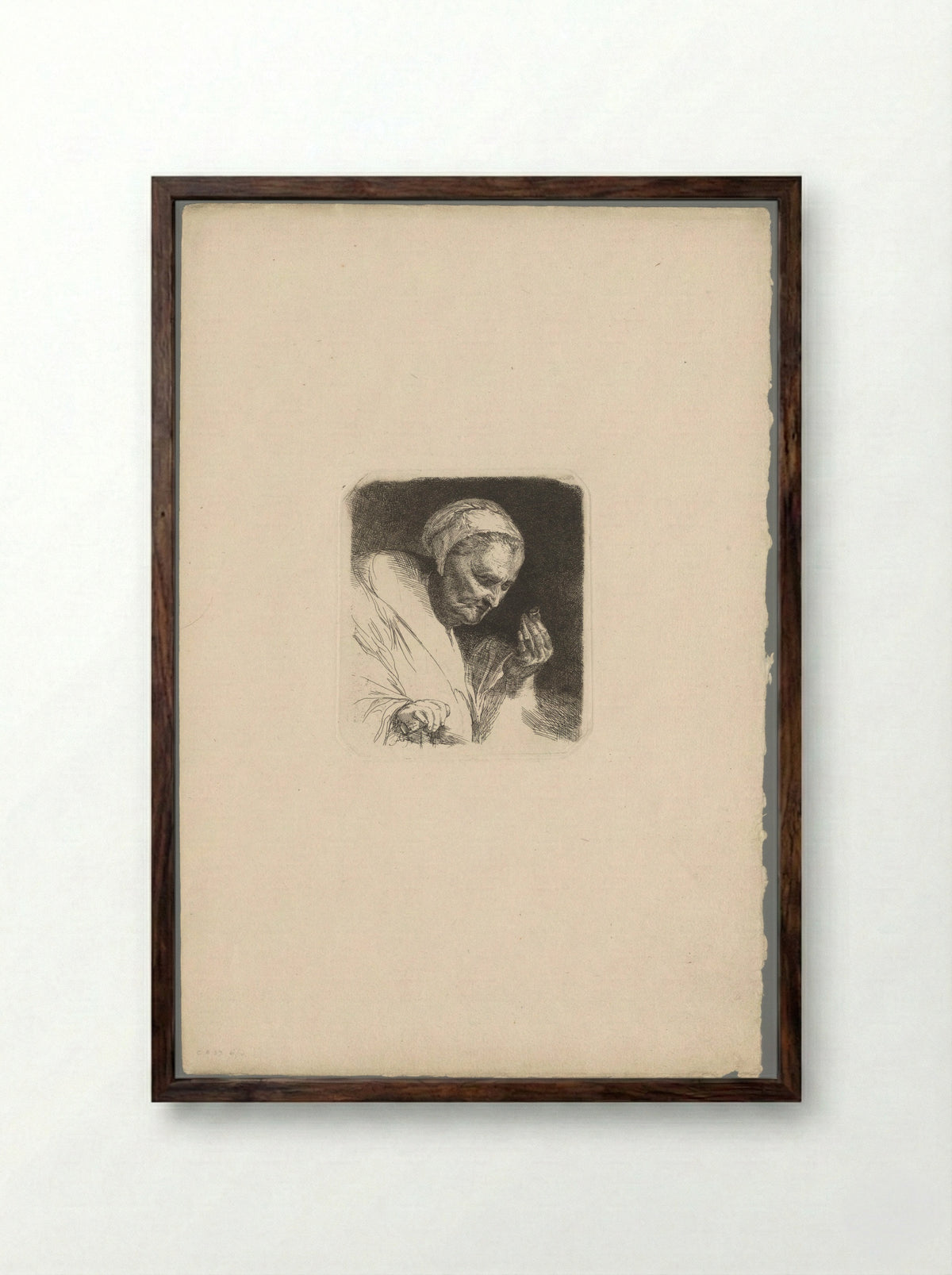 Oude vrouw bekijkt een ring - Andrew Geddes - Framed Print Dark Wood