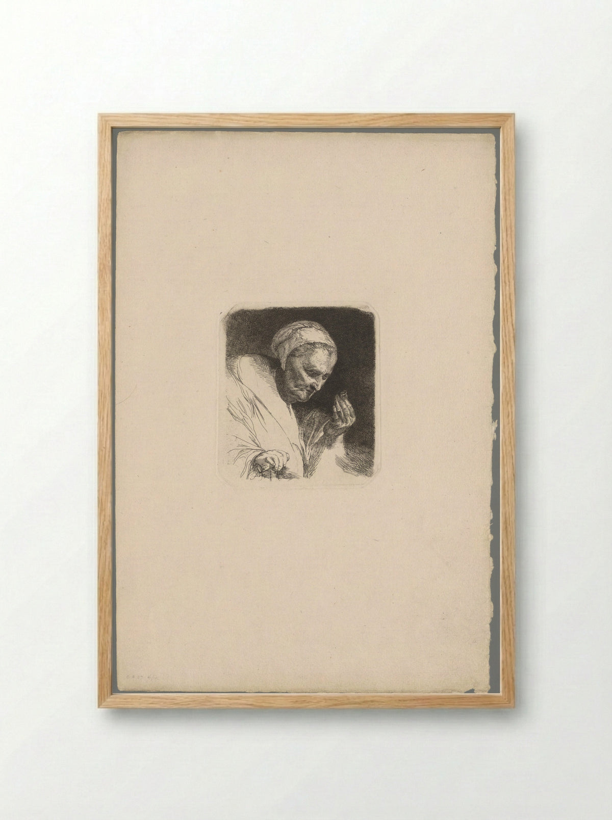 Oude vrouw bekijkt een ring - Andrew Geddes - Framed Print Wood