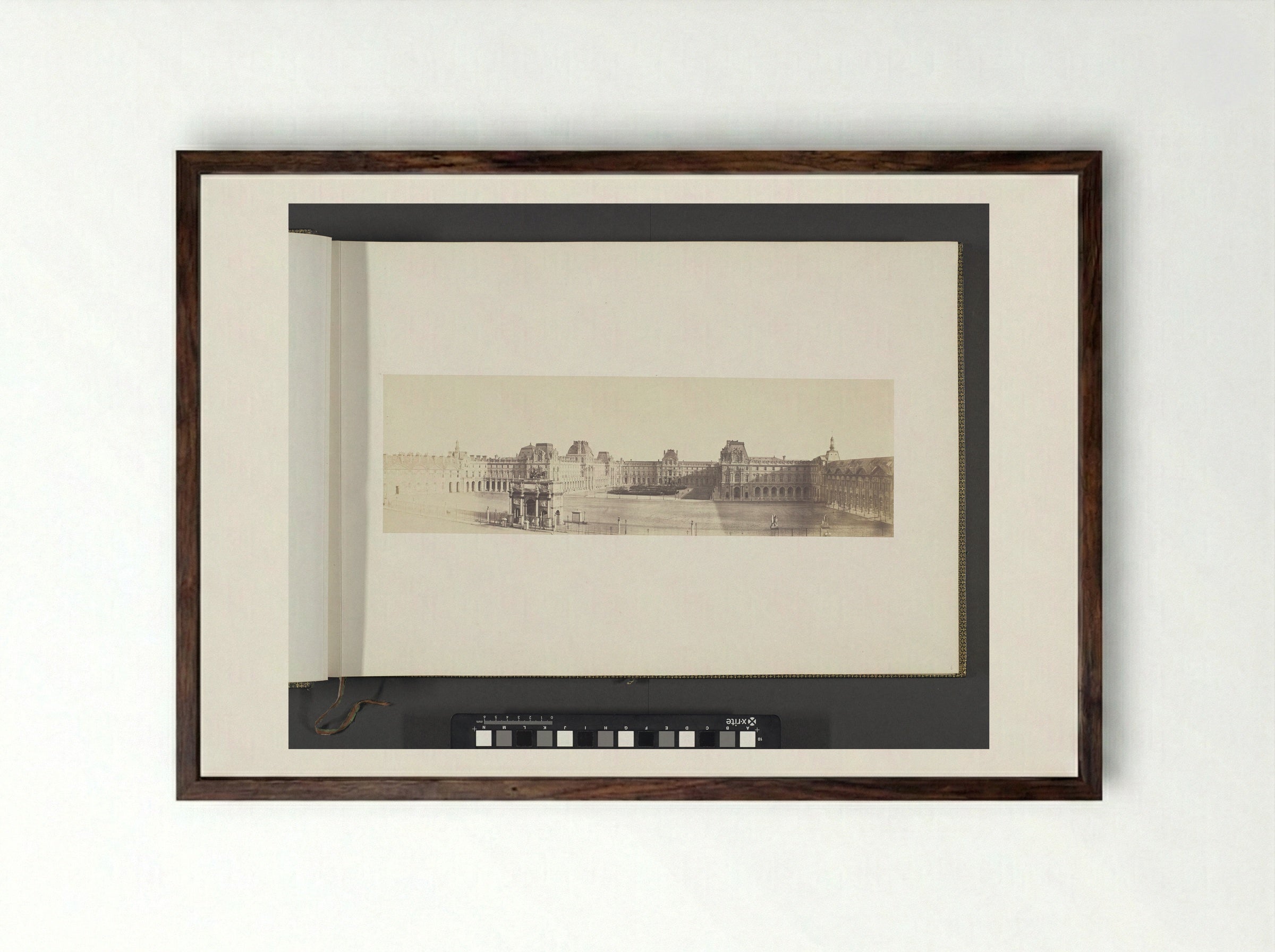 Panorama van het Nieuwe Louvre: Tuilerieën, cour Napoléon en Carrousel - Édouard Denis Baldus - Framed Print Dark Wood