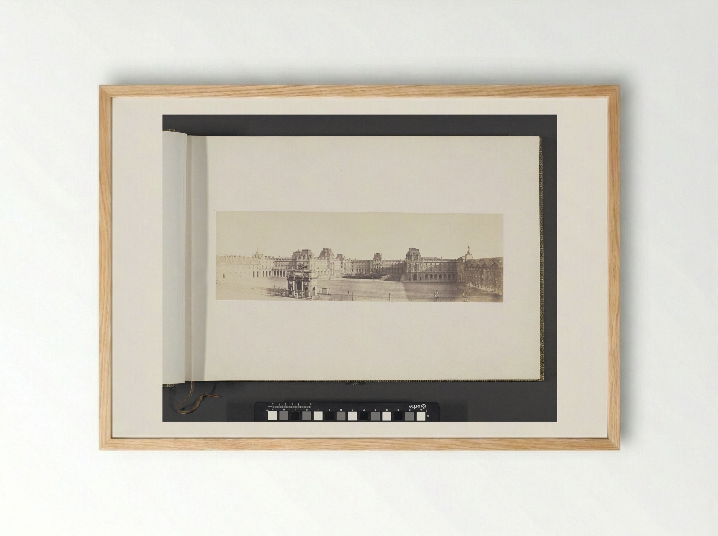 Panorama van het Nieuwe Louvre: Tuilerieën, cour Napoléon en Carrousel - Édouard Denis Baldus - Framed Print Wood