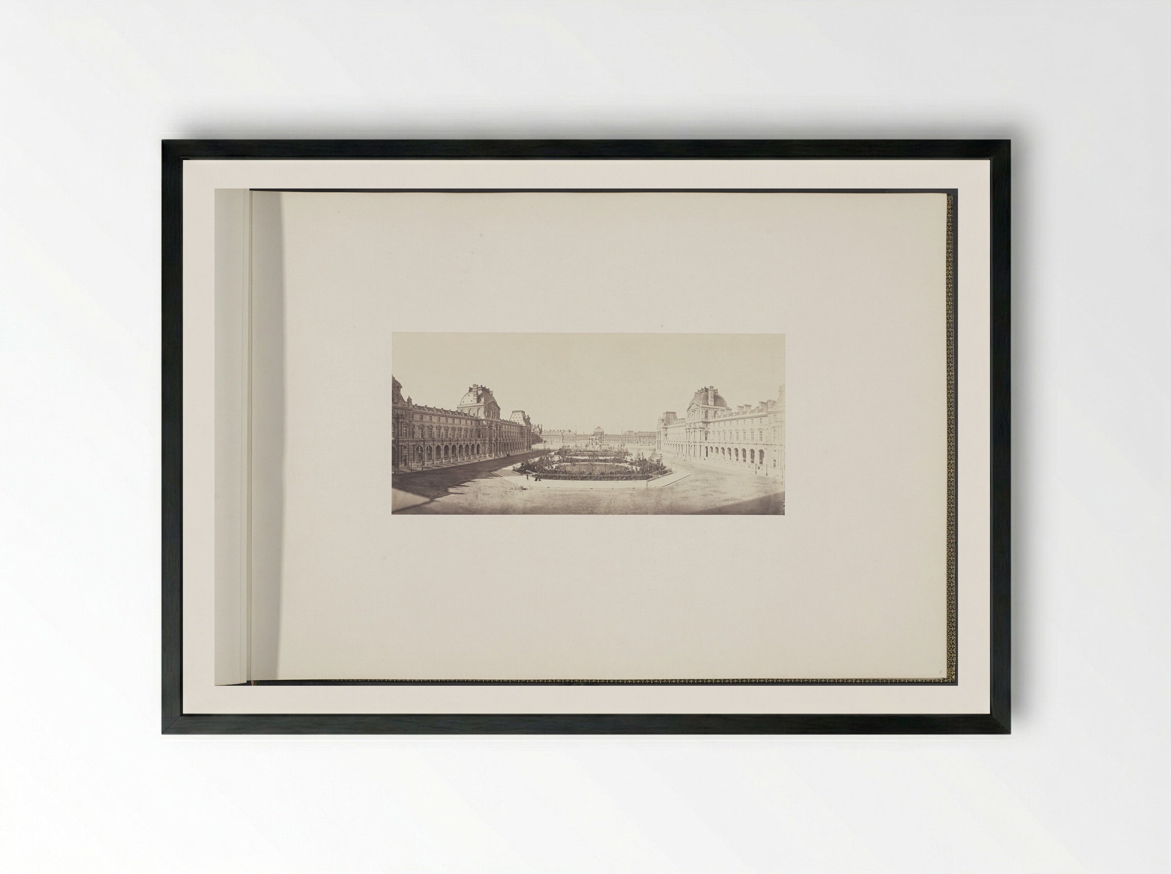 Panorama van het Nieuwe Louvre: cour Napoléon gezien vanaf de Tuilerieën - Édouard Denis Baldus - Framed Print Black