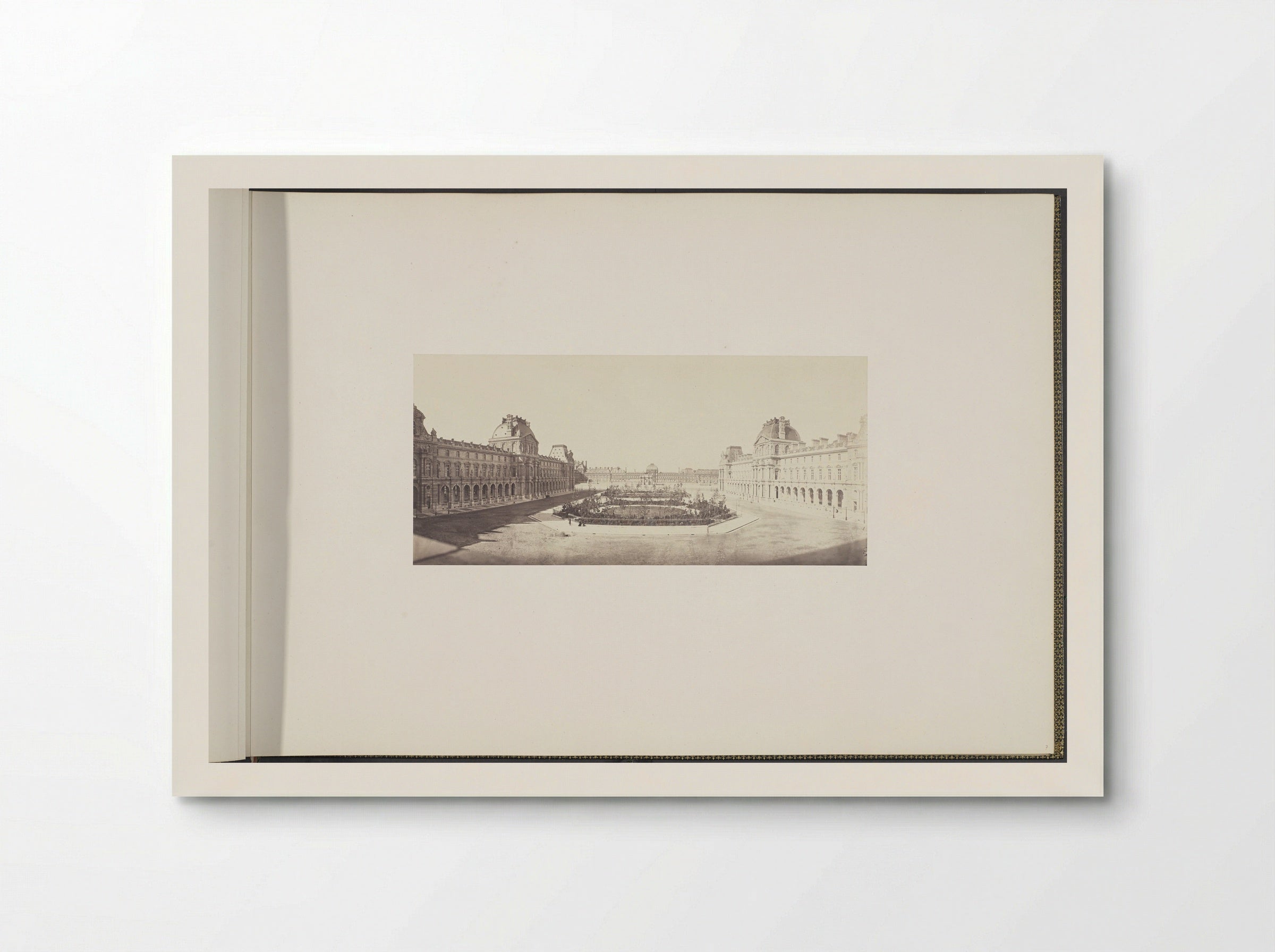 Panorama van het Nieuwe Louvre: cour Napoléon gezien vanaf de Tuilerieën - Édouard Denis Baldus - Poster