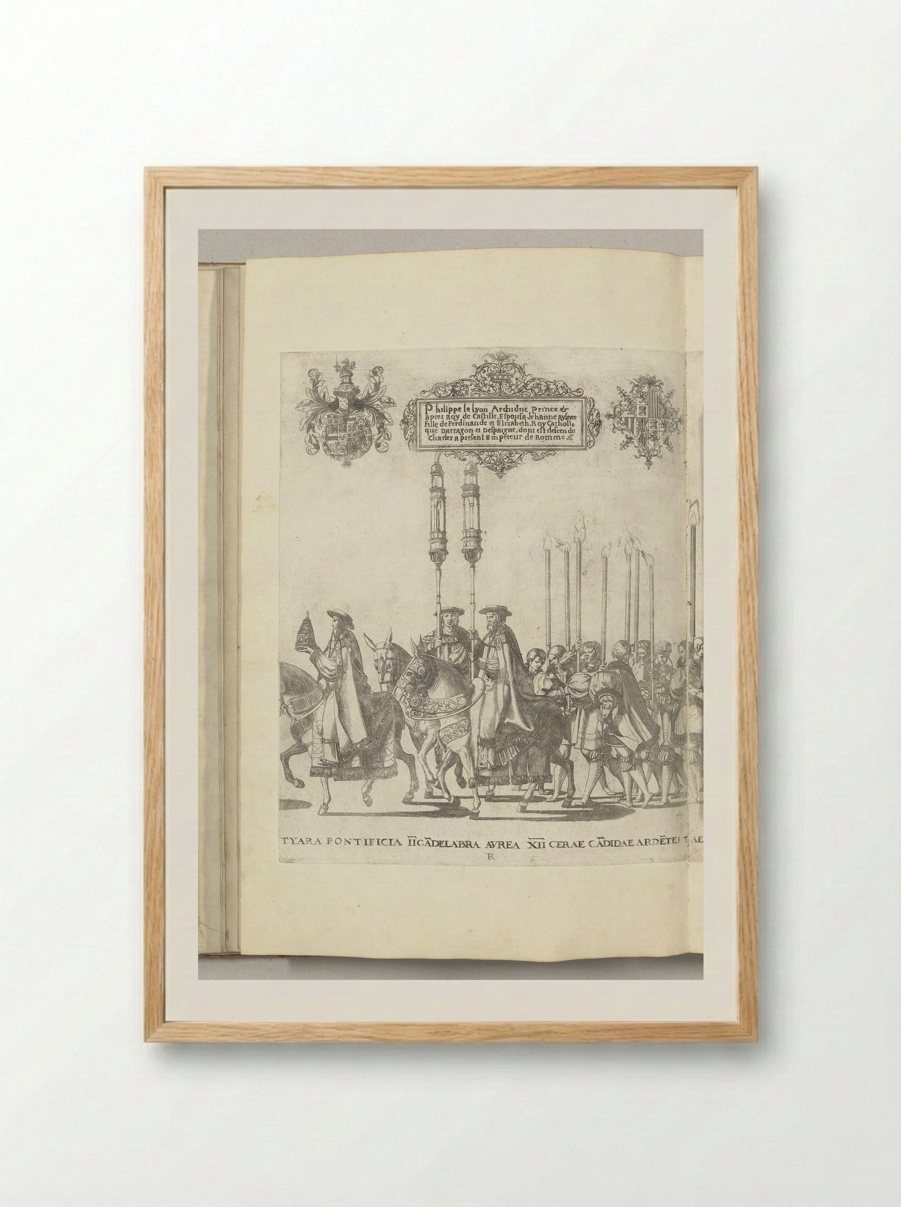 Pauselijke tiara en kandelaren, plaat R - Nicolaas Hogenberg - Framed Print Wood