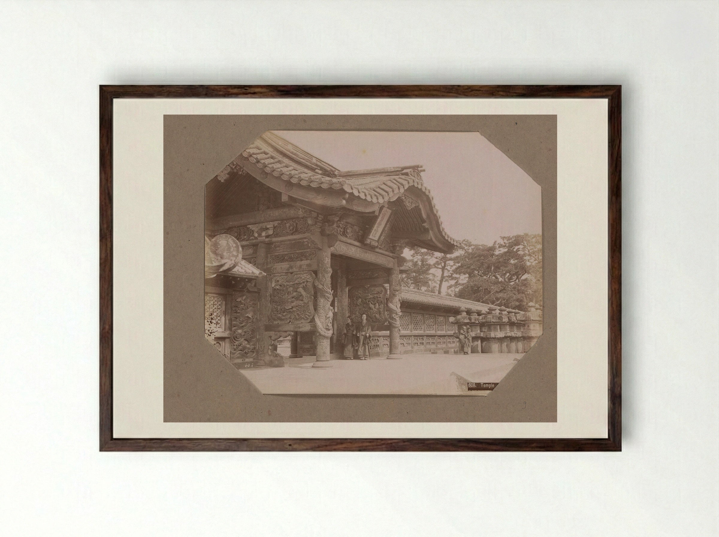 Poort met draken van de tempel van Shiba, Tokyo, Japan - Kusakabe Kimbei - Framed Print Dark Wood