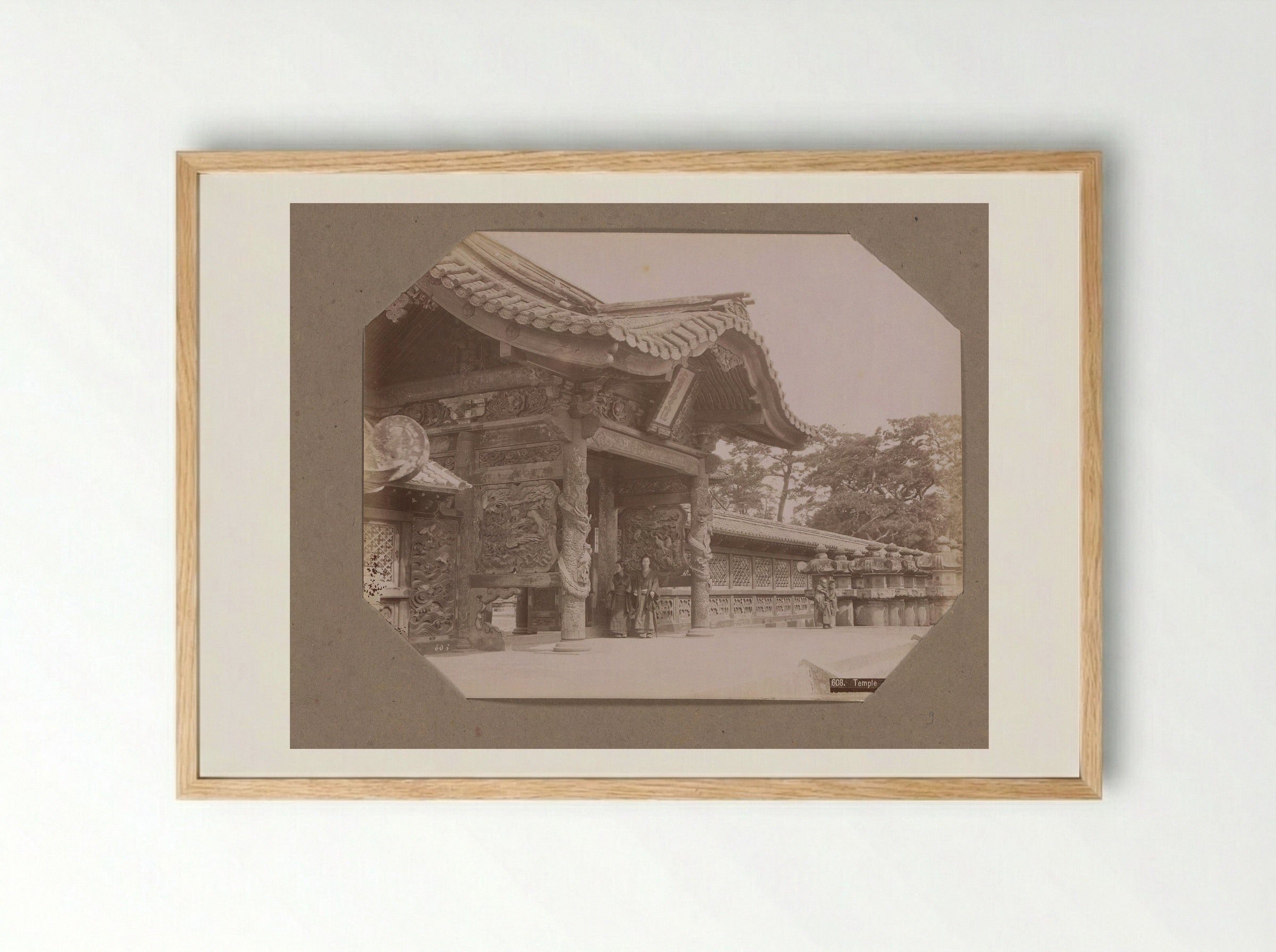 Poort met draken van de tempel van Shiba, Tokyo, Japan - Kusakabe Kimbei - Framed Print Wood