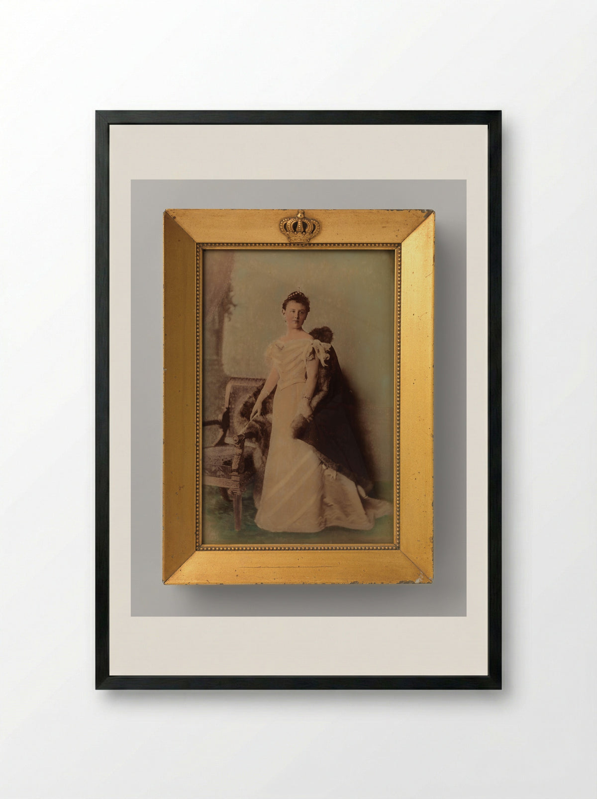 Portret van koningin Wilhelmina, staande naast een stoel - Heinrich Wilhelm Wollrabe - Framed Print Black
