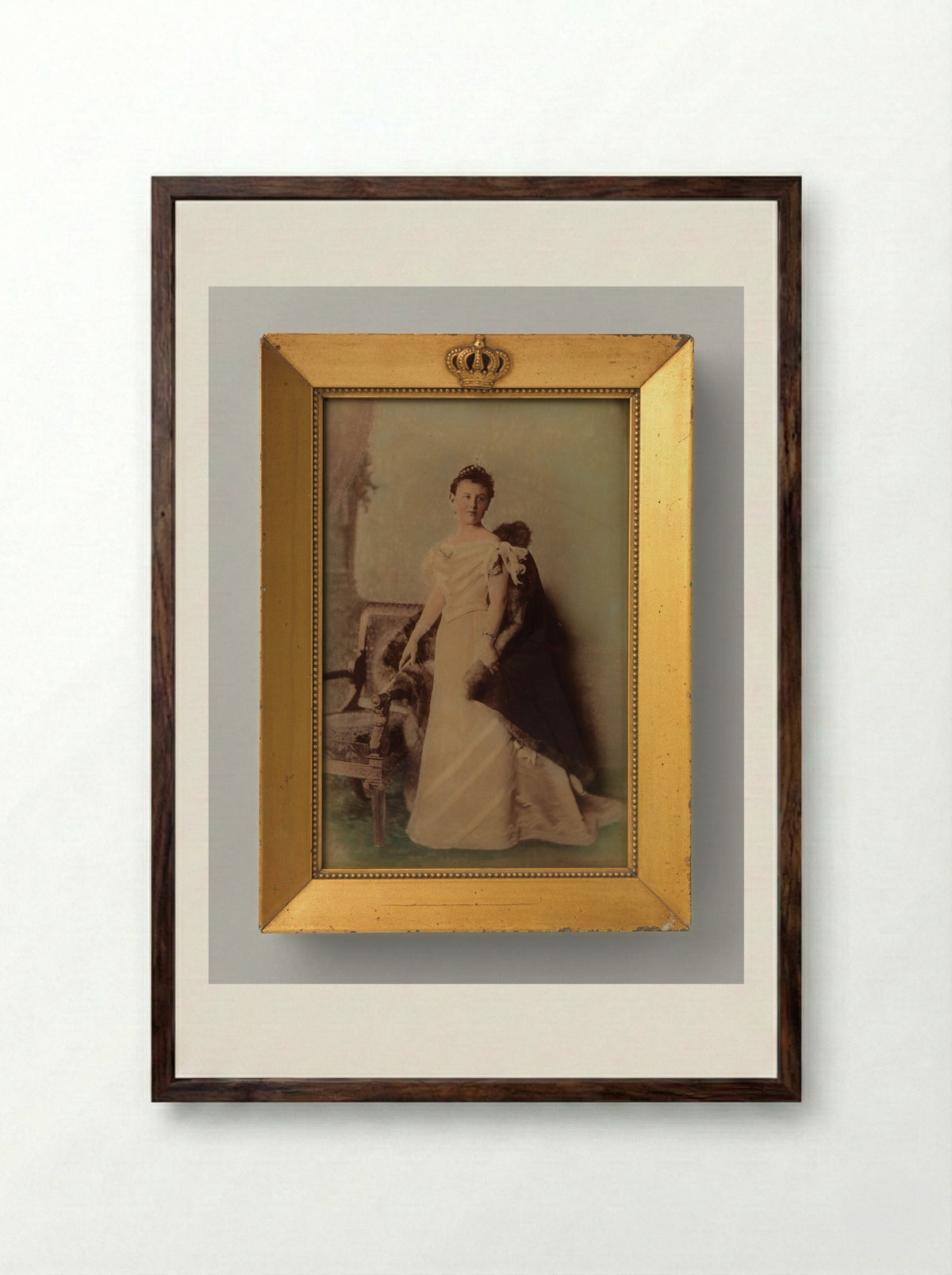 Portret van koningin Wilhelmina, staande naast een stoel - Heinrich Wilhelm Wollrabe - Framed Print Dark Wood