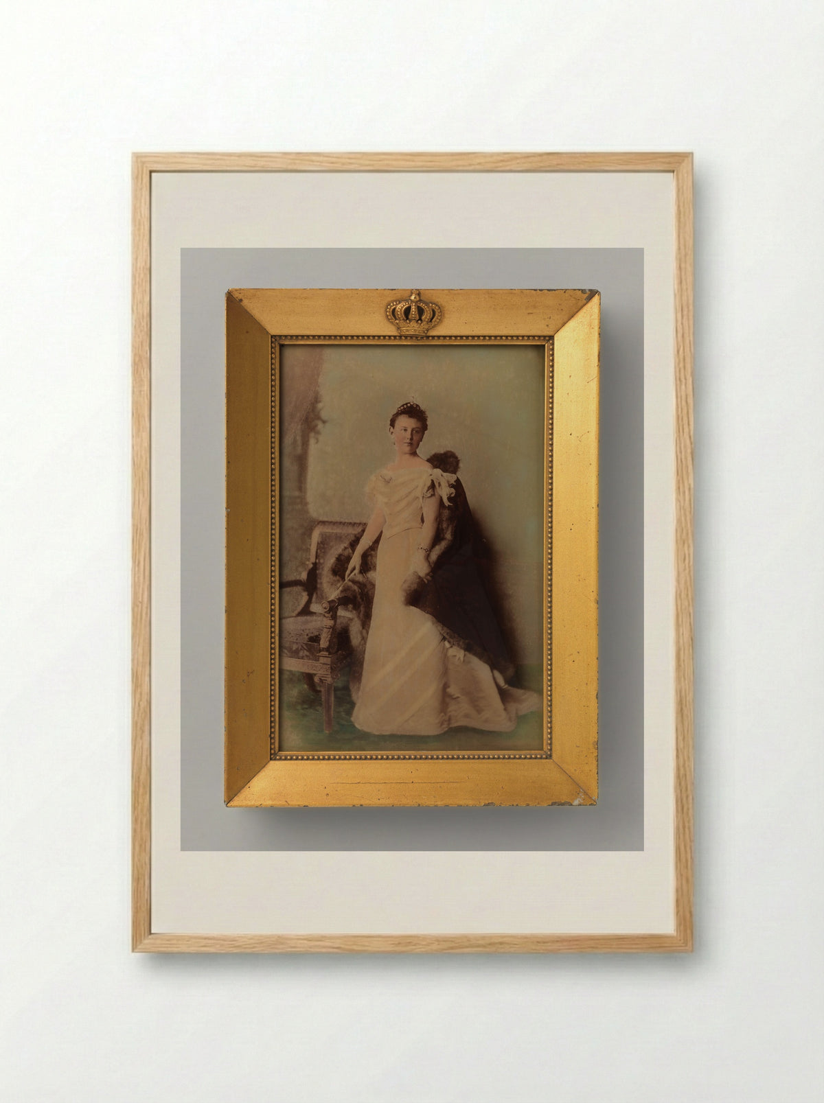 Portret van koningin Wilhelmina, staande naast een stoel - Heinrich Wilhelm Wollrabe - Framed Print Wood