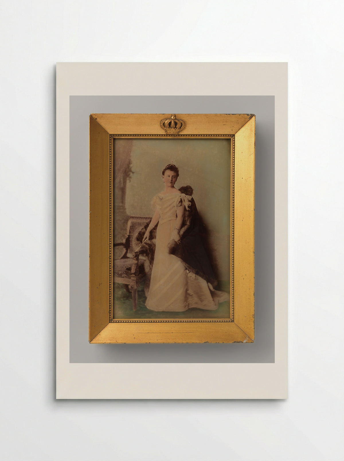 Portret van koningin Wilhelmina, staande naast een stoel - Heinrich Wilhelm Wollrabe - Poster