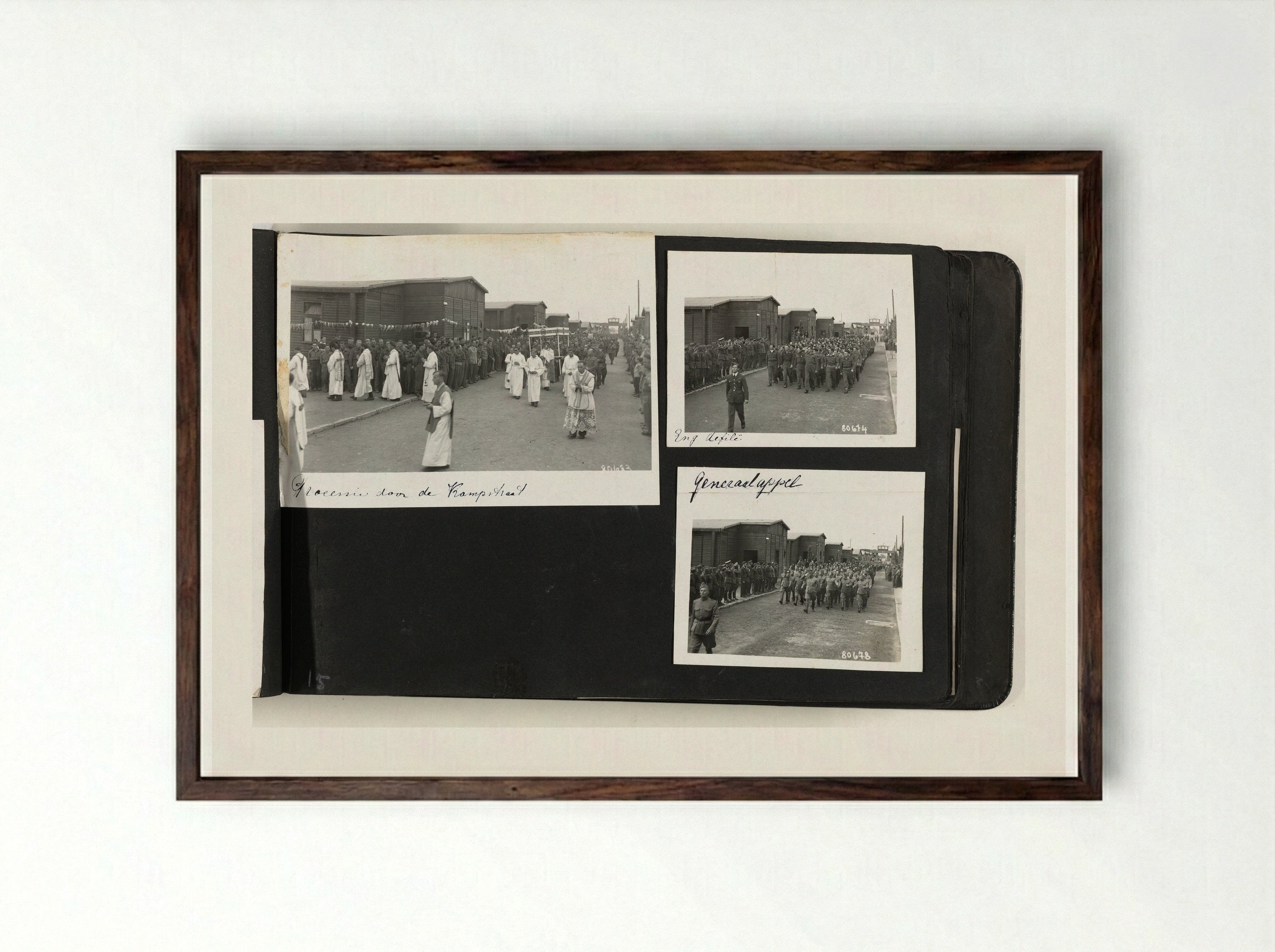 Processie door de Kampstraat, Eng. defilé, Generaal appel - Dick W.B. van Maarseveen - Framed Print Dark Wood