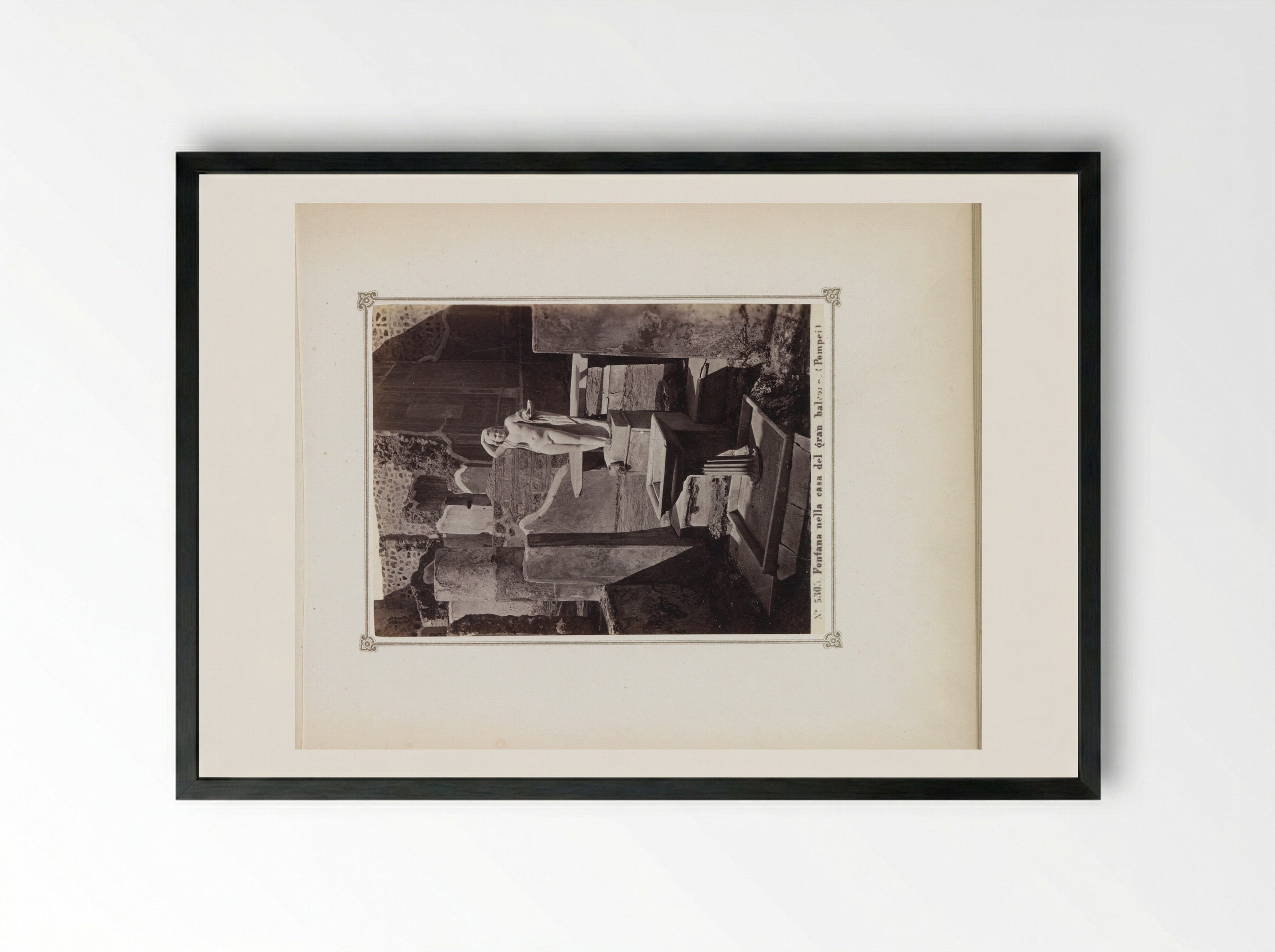 Restanten van een huis in Pompeï met een beeld en een fontein - Giorgio Sommer - Framed Print Black