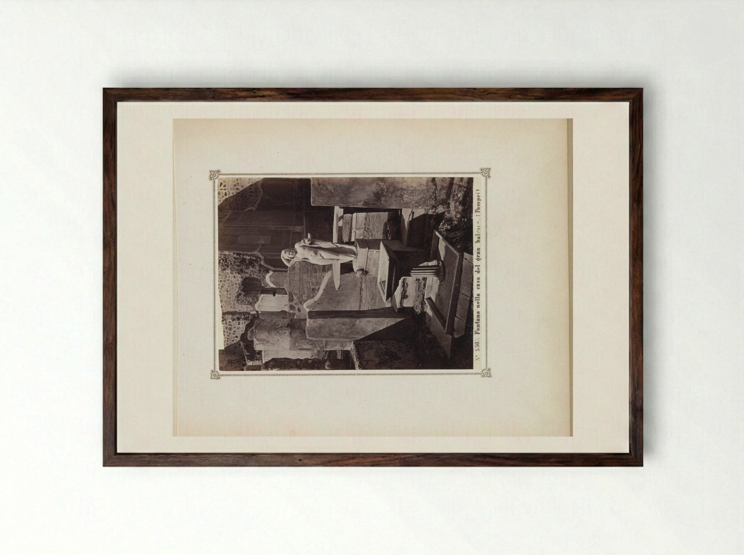 Restanten van een huis in Pompeï met een beeld en een fontein - Giorgio Sommer - Framed Print Dark Wood