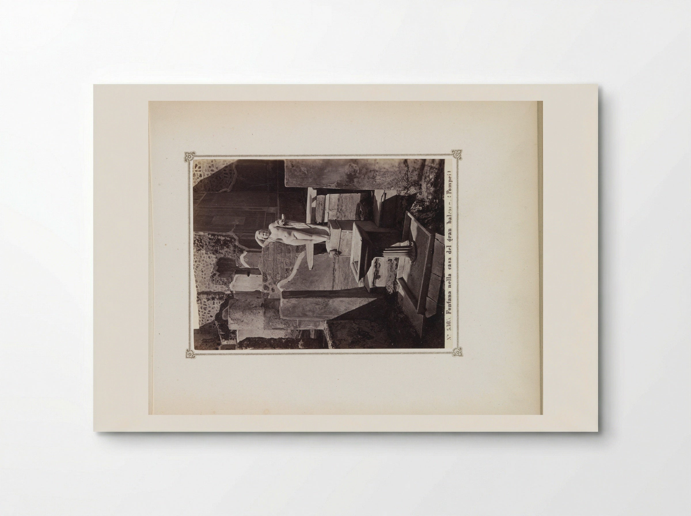 Restanten van een huis in Pompeï met een beeld en een fontein - Giorgio Sommer - Poster