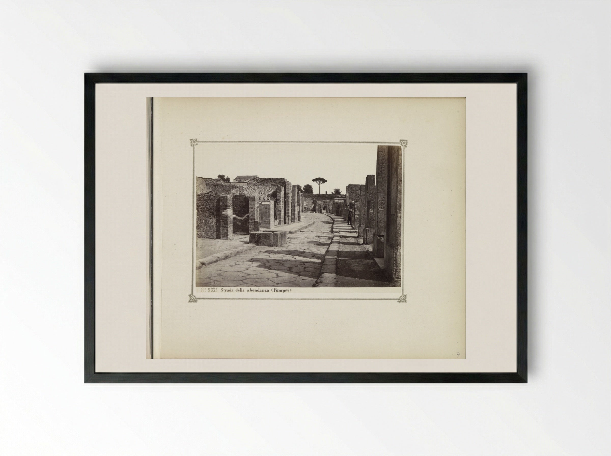 Restanten van gebouwen aan de Strada della Abondanza in Pompeï - Giorgio Sommer - Framed Print Black