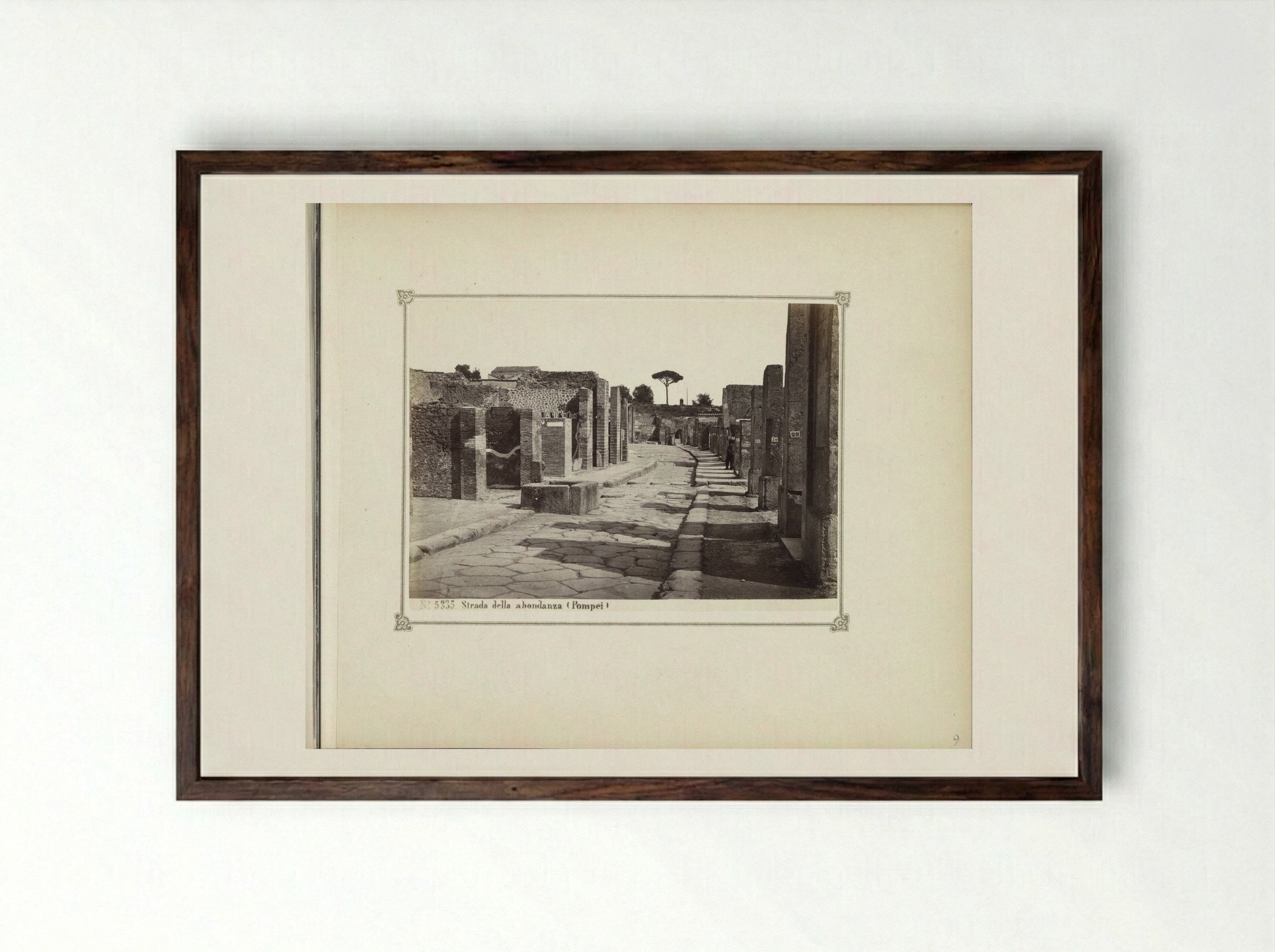 Restanten van gebouwen aan de Strada della Abondanza in Pompeï - Giorgio Sommer - Framed Print Dark Wood