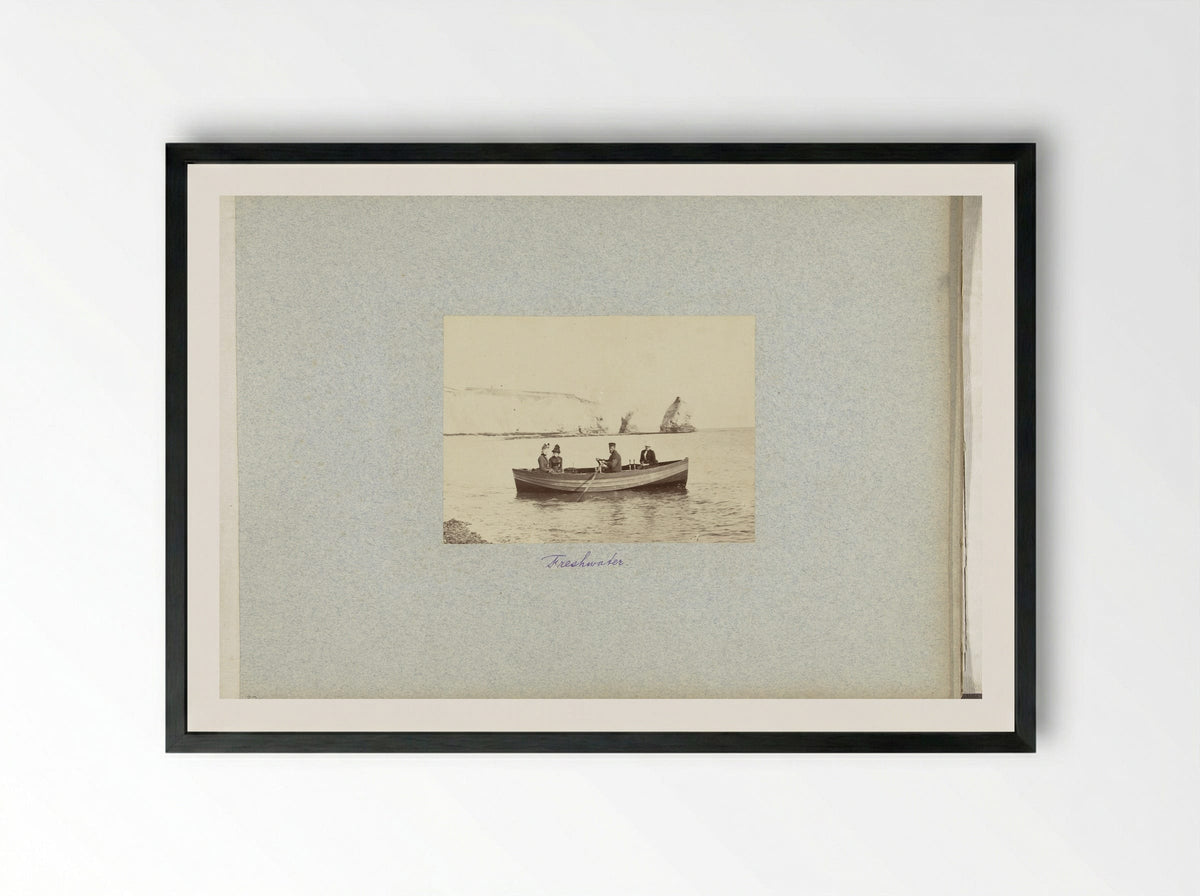 Roeiboot in Freshwater Bay bij het eiland Wight - Henry Pauw van Wieldrecht - Framed Print Black