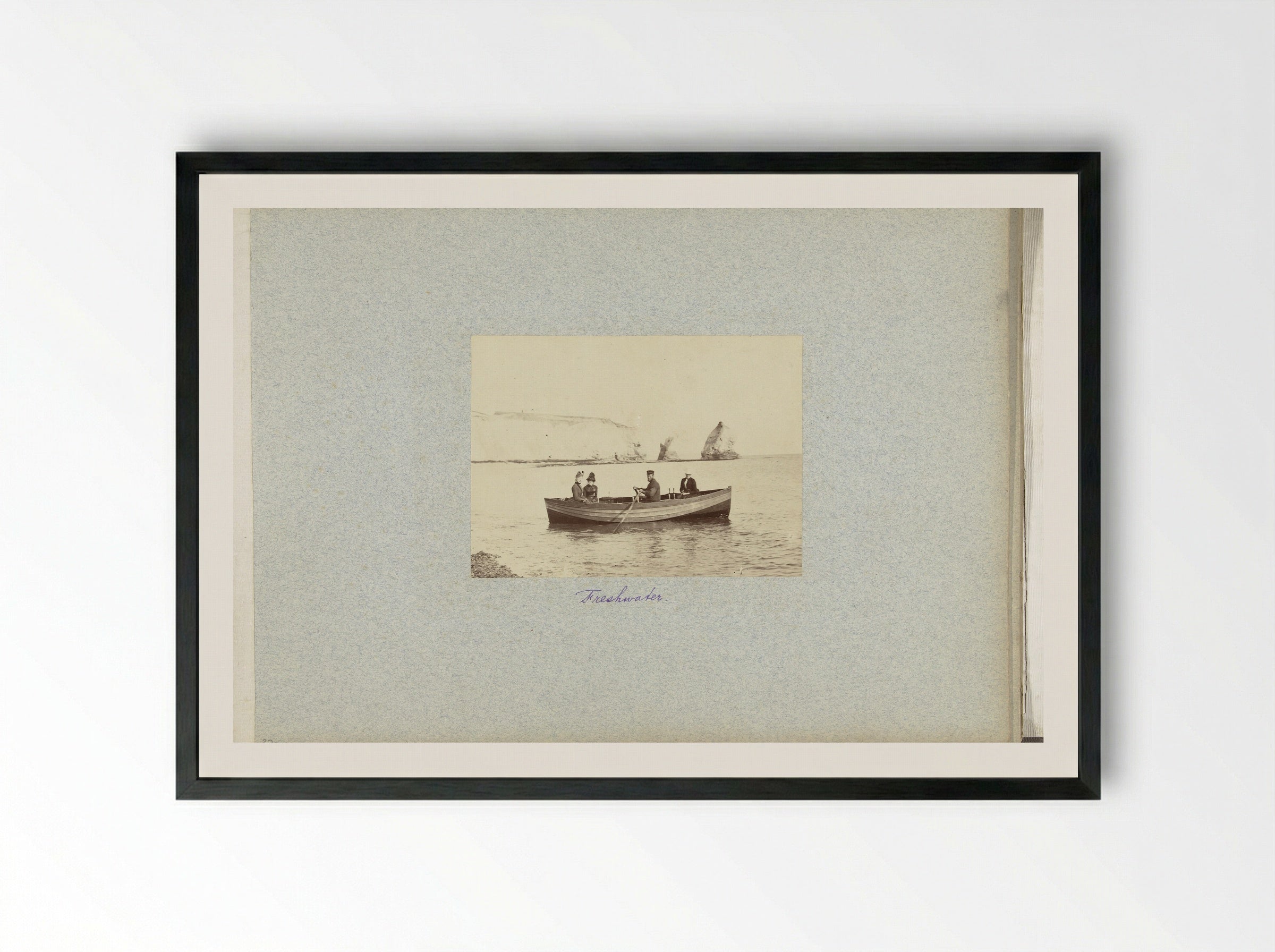 Roeiboot in Freshwater Bay bij het eiland Wight - Henry Pauw van Wieldrecht - Framed Print Black