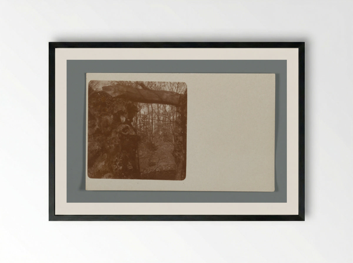 Rotsmuren met horizontale boomstam bij Huis Gimli, Aerdenhout - Willem Witsen - Framed Print Black