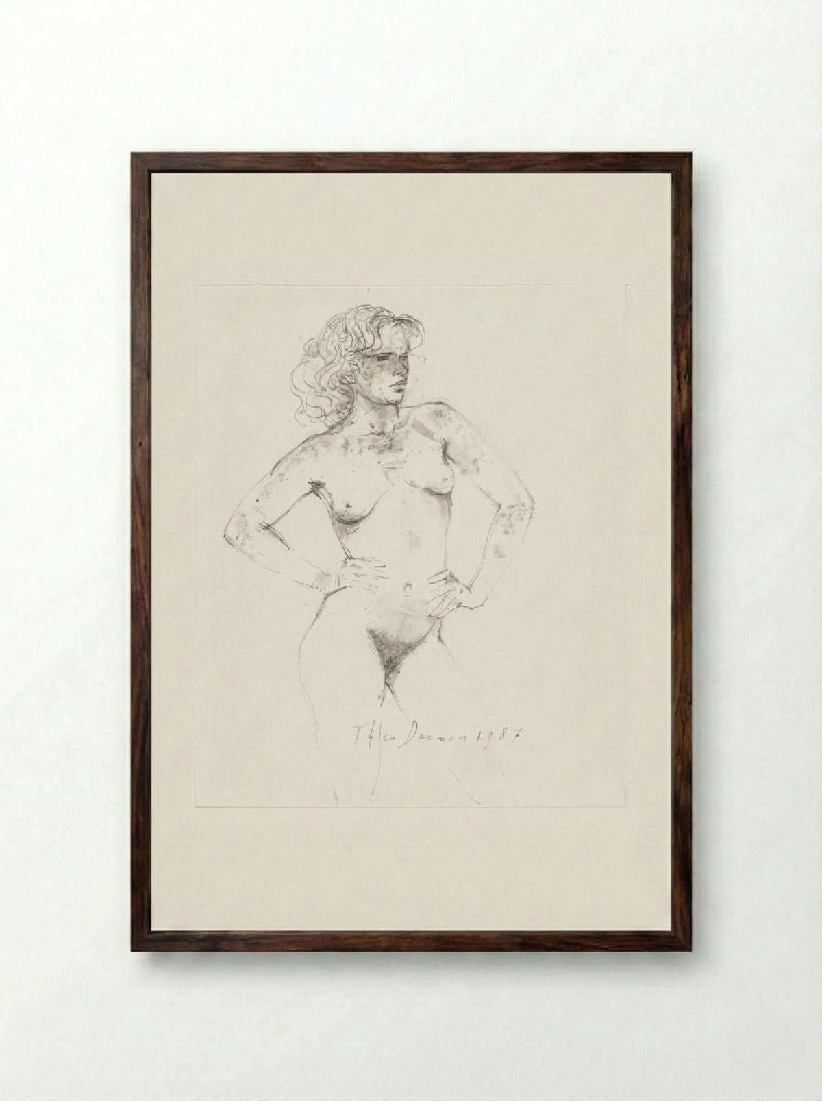 Staand vrouwelijk naakt met sproeten, de handen in de zij - Theo Daamen - Framed Print Dark Wood
