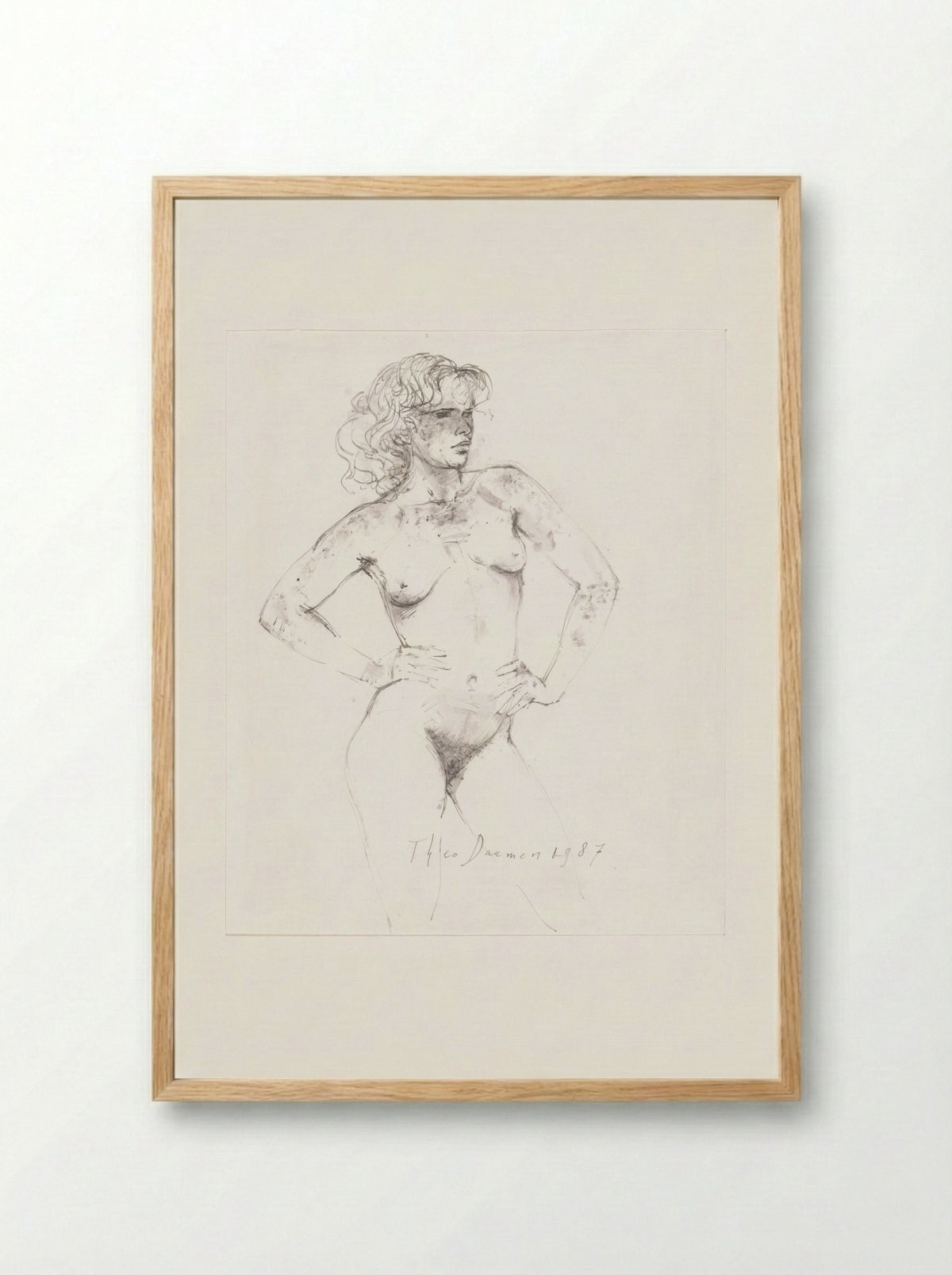 Staand vrouwelijk naakt met sproeten, de handen in de zij - Theo Daamen - Framed Print Wood