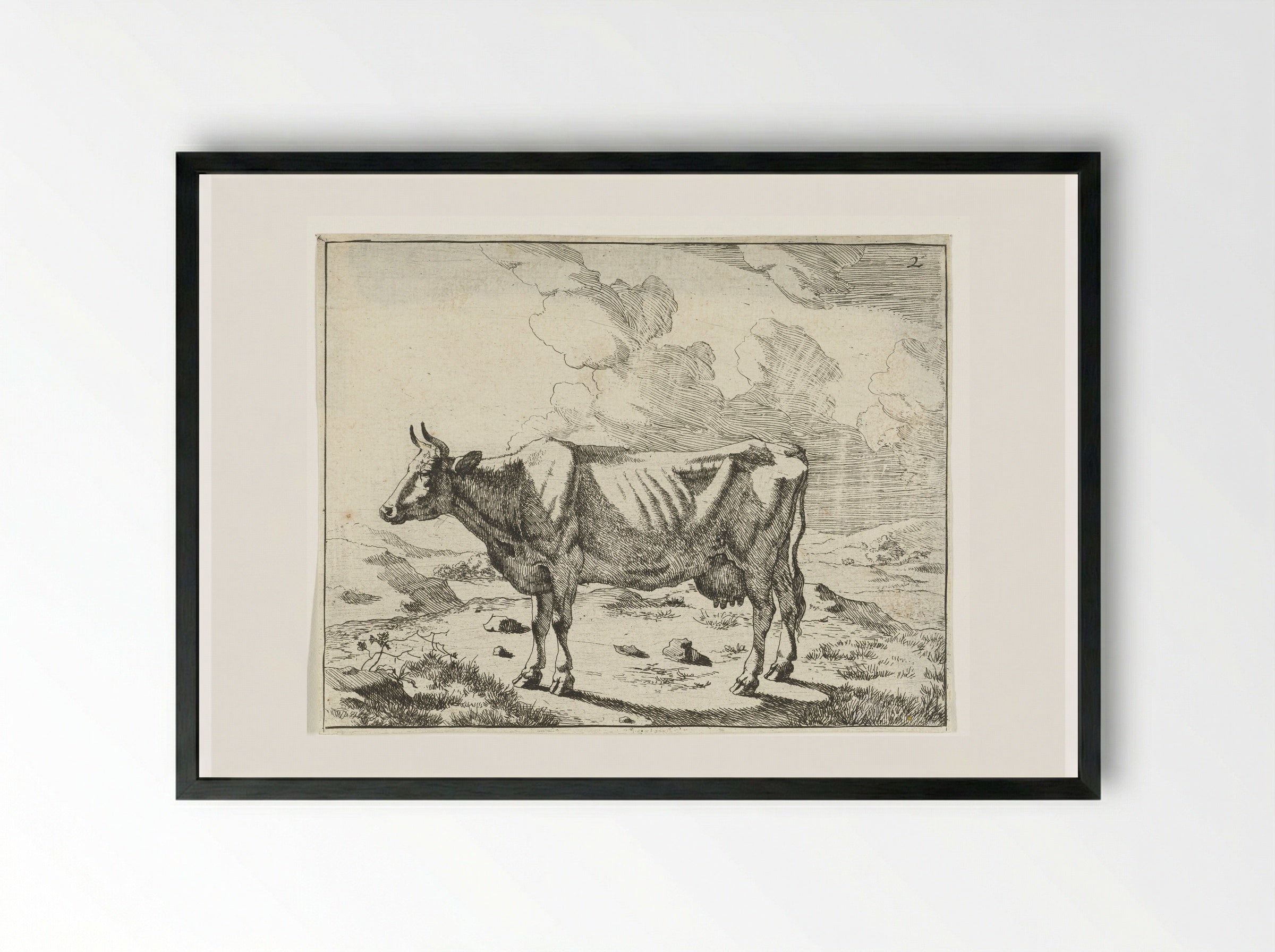 Staande koe bij wolkenlucht - Marcus de Bye - Framed Print Black