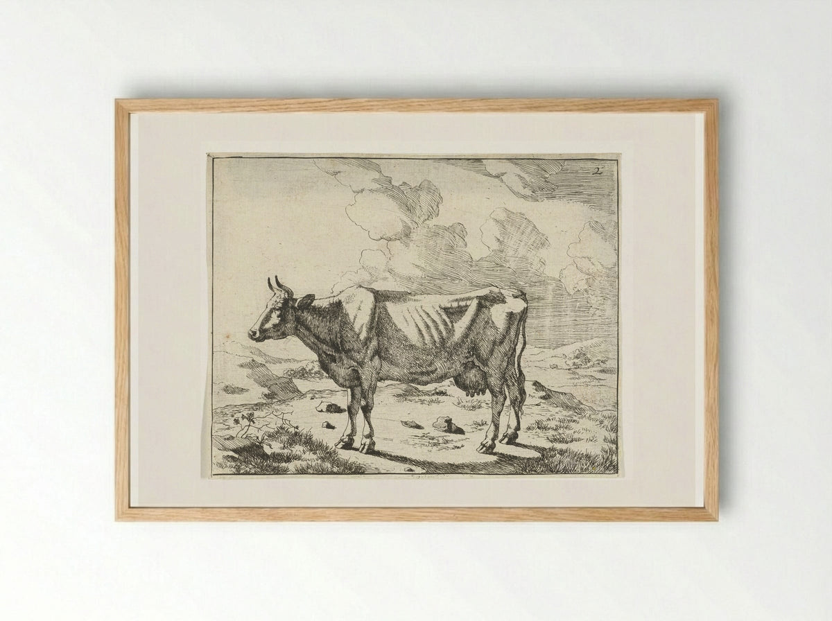 Staande koe bij wolkenlucht - Marcus de Bye - Framed Print Wood