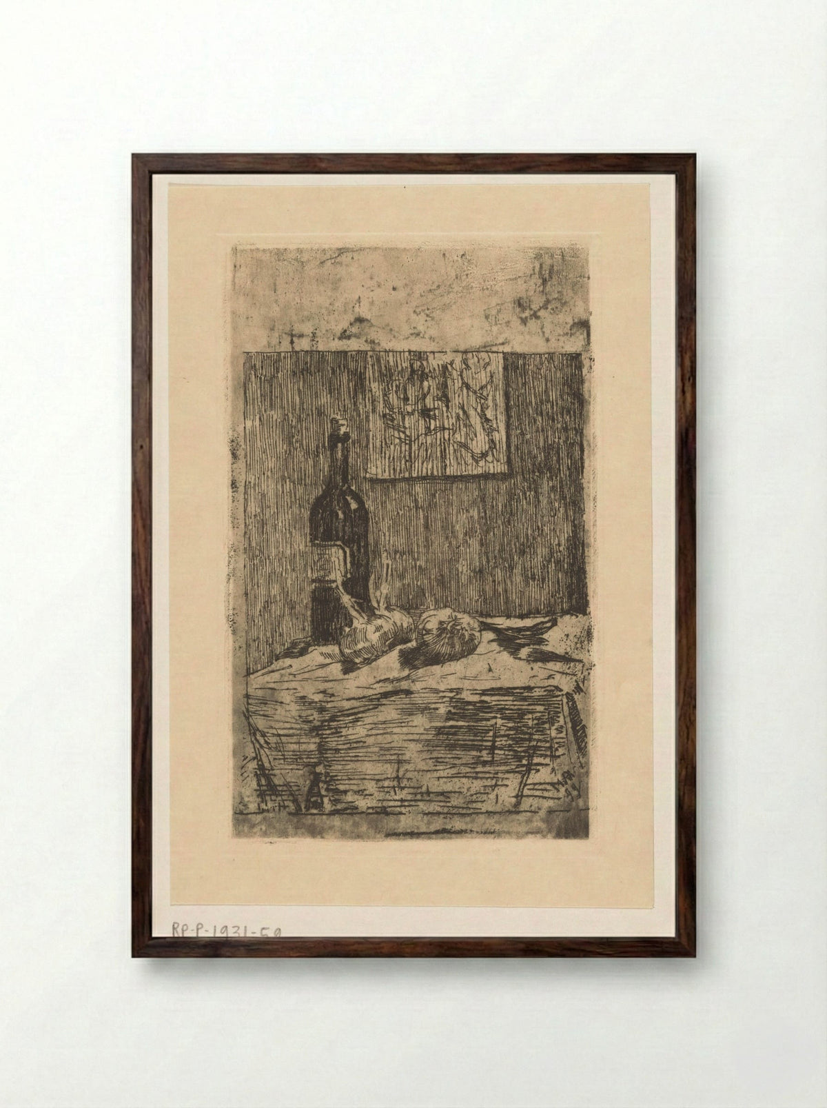 Stilleven met wijnfles en knoflook - Martinus van Regteren Altena - Framed Print Dark Wood