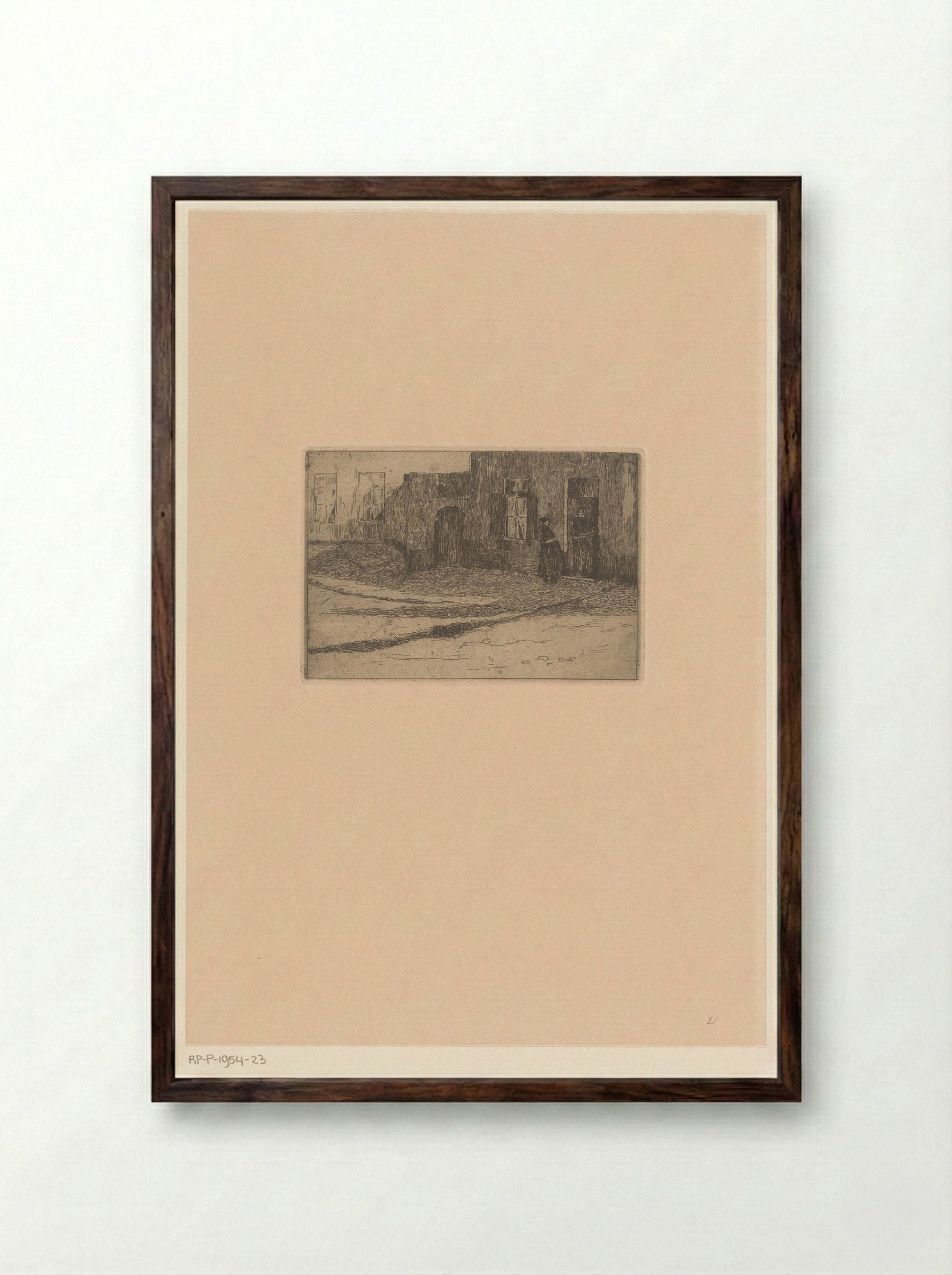 Straatgezicht met twee figuren bij een deuropening - Rik Wouters - Framed Print Dark Wood