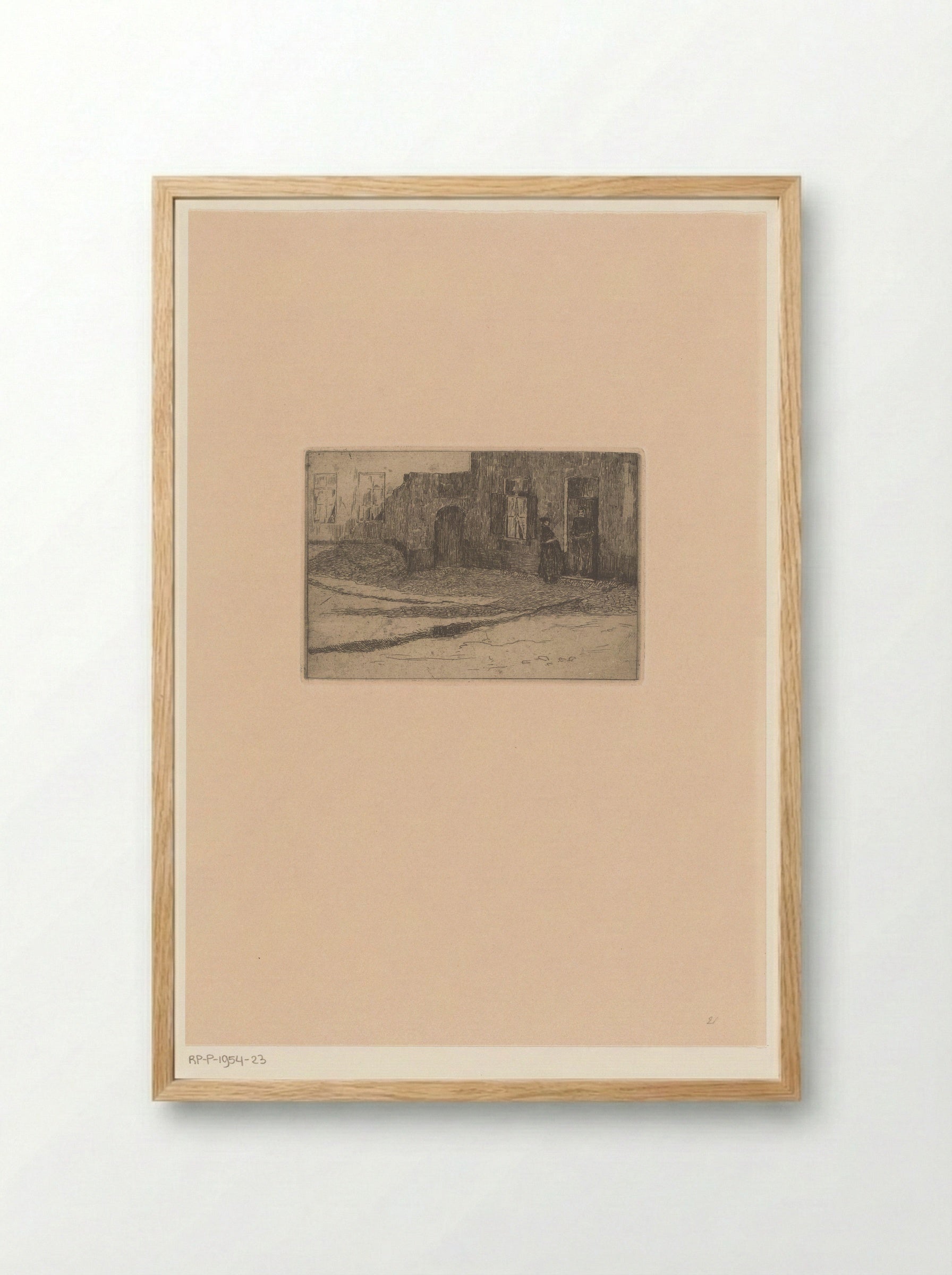 Straatgezicht met twee figuren bij een deuropening - Rik Wouters - Framed Print Wood
