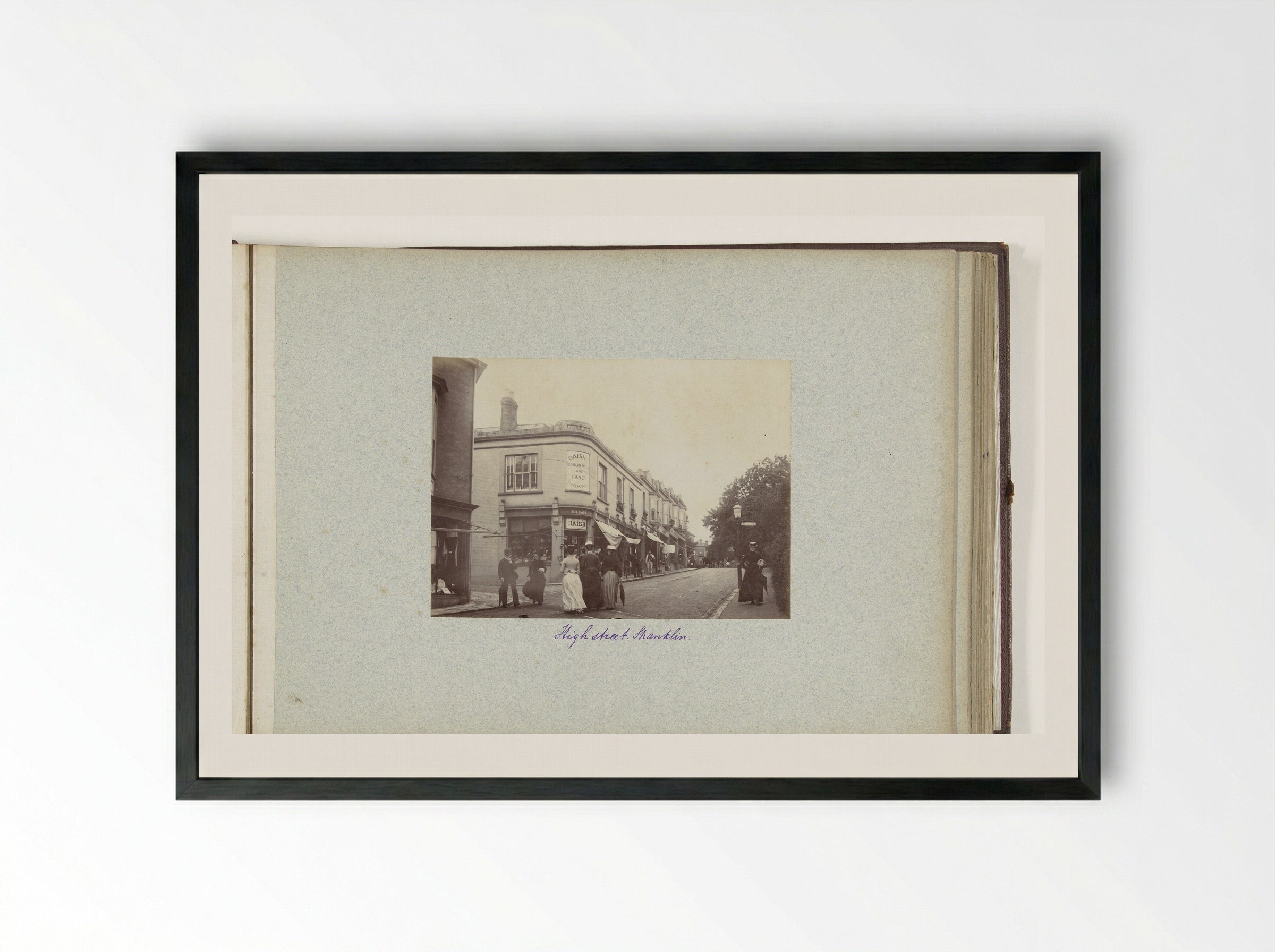 Straatgezicht op High Street te Shanklin - Henry Pauw van Wieldrecht - Framed Print Black